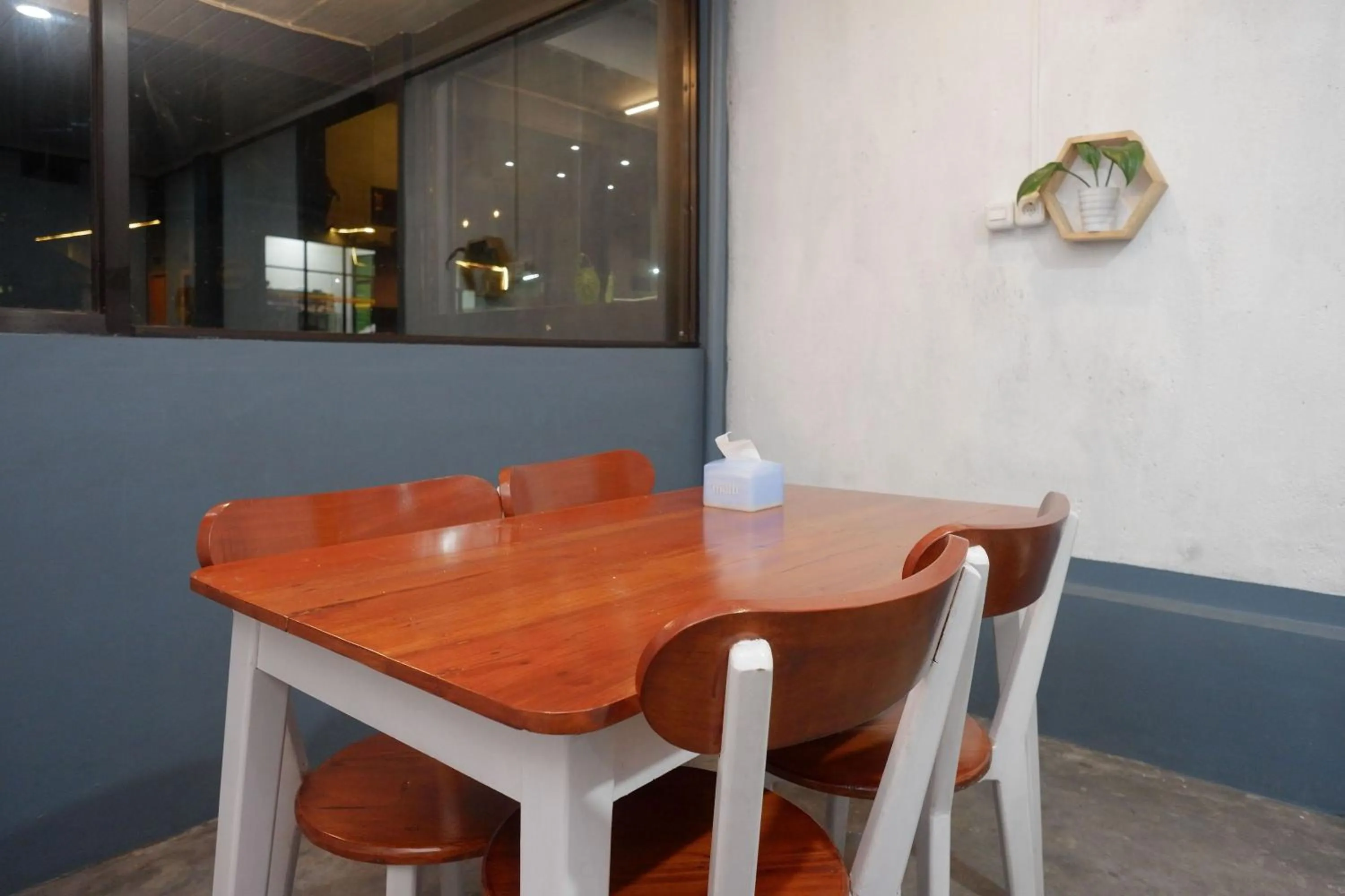 Dining area in Urbanview Hotel Umbrella Dieng by RedDoorz