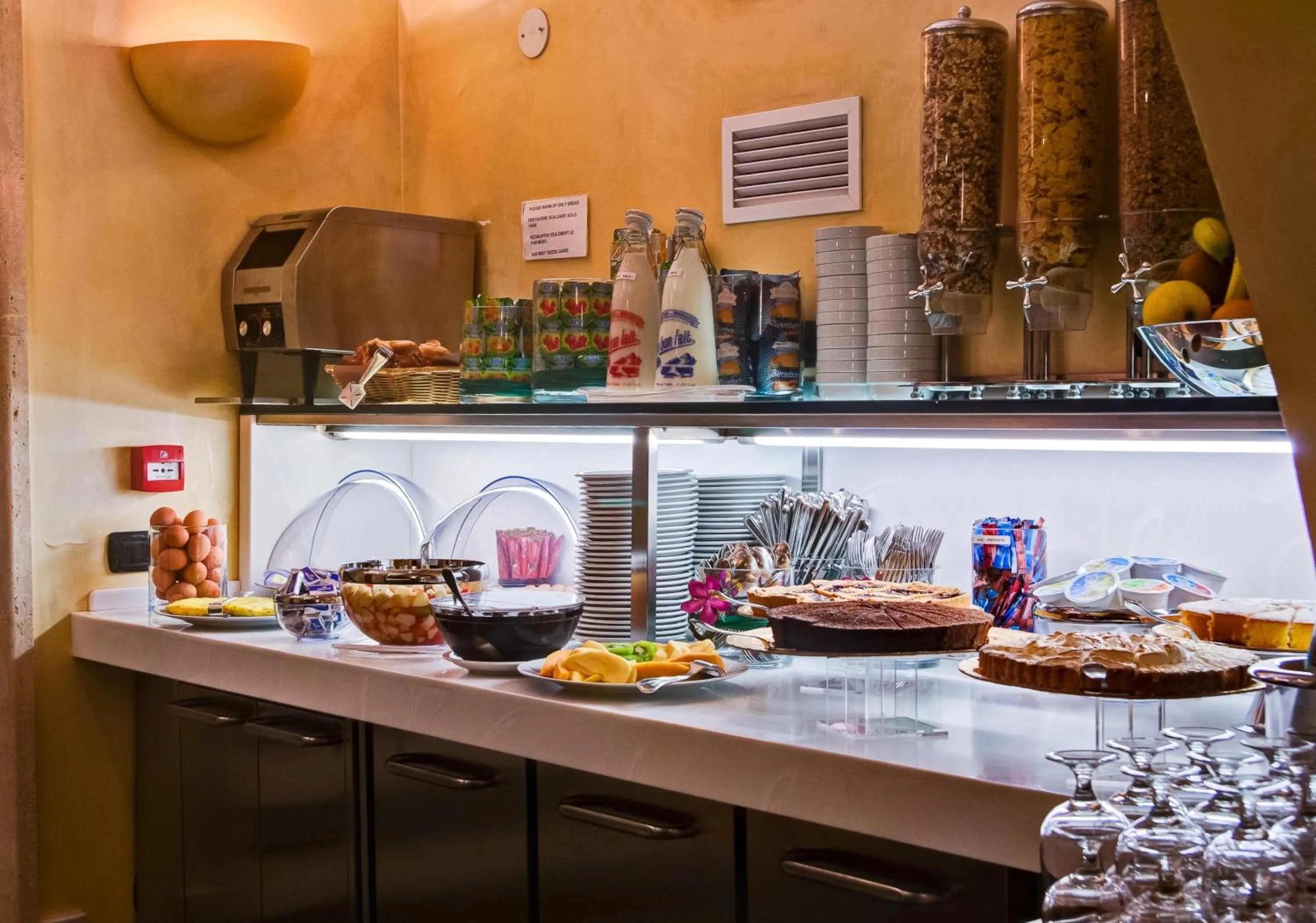 Restaurant/places to eat in Crosti Hotel