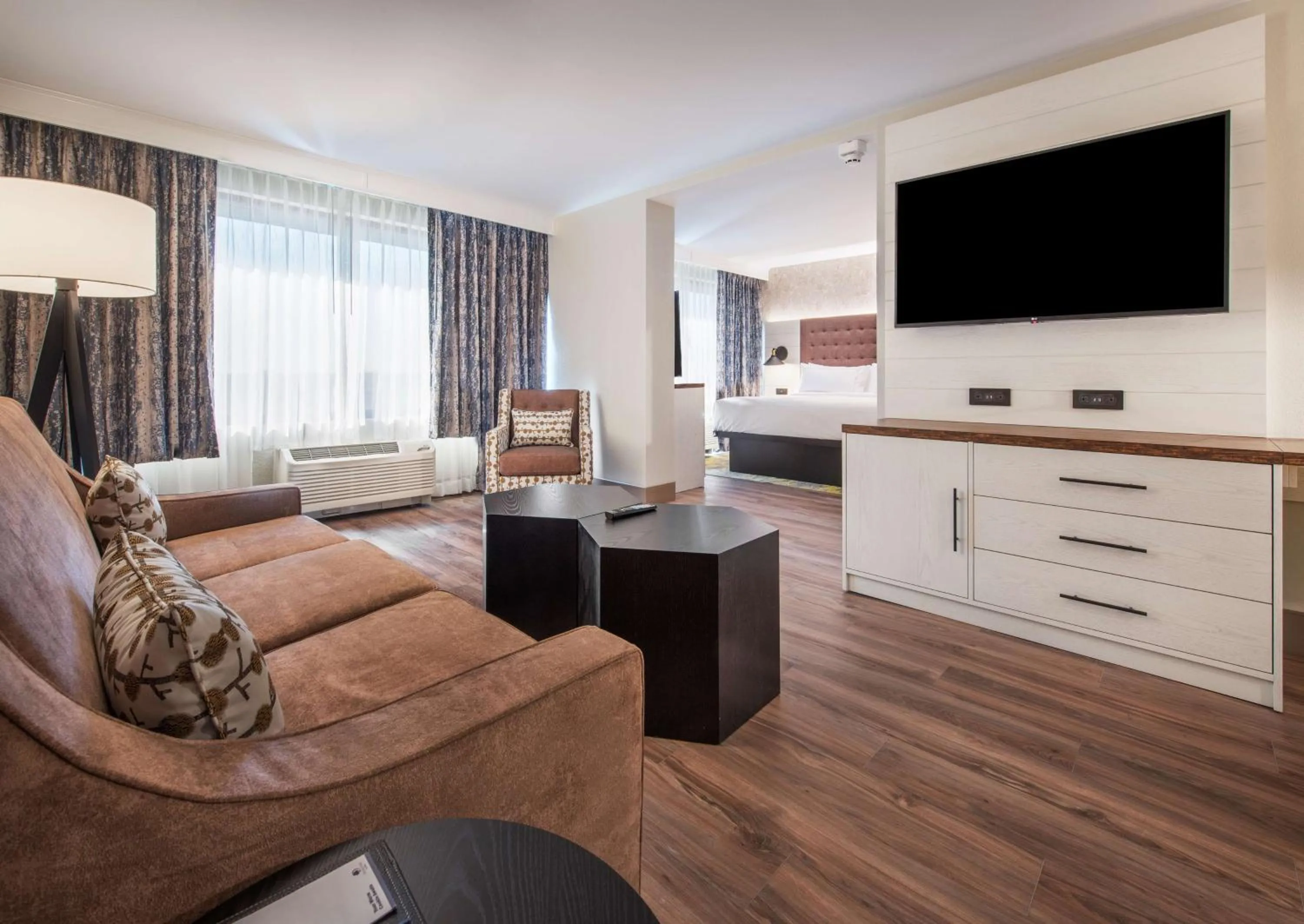 Photo of the whole room in DoubleTree by Hilton Monroe Township Cranbury