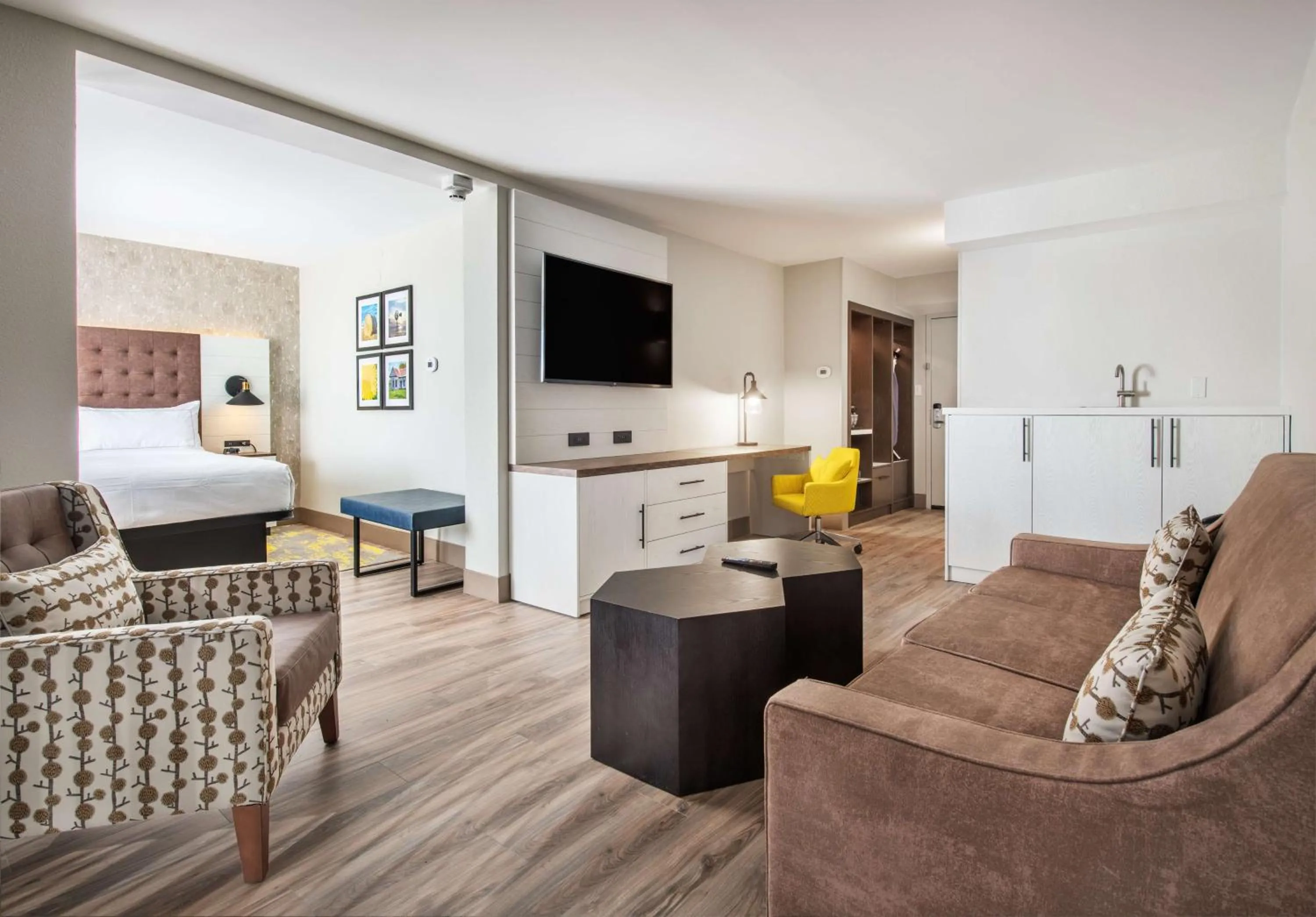 Photo of the whole room, Bed in DoubleTree by Hilton Monroe Township Cranbury