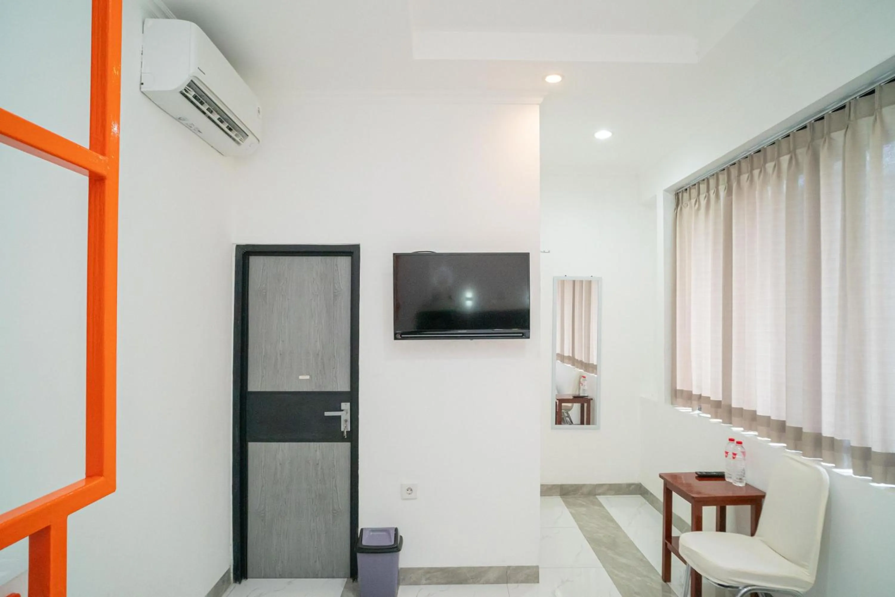 TV and multimedia in RedDoorz near Stasiun Senen