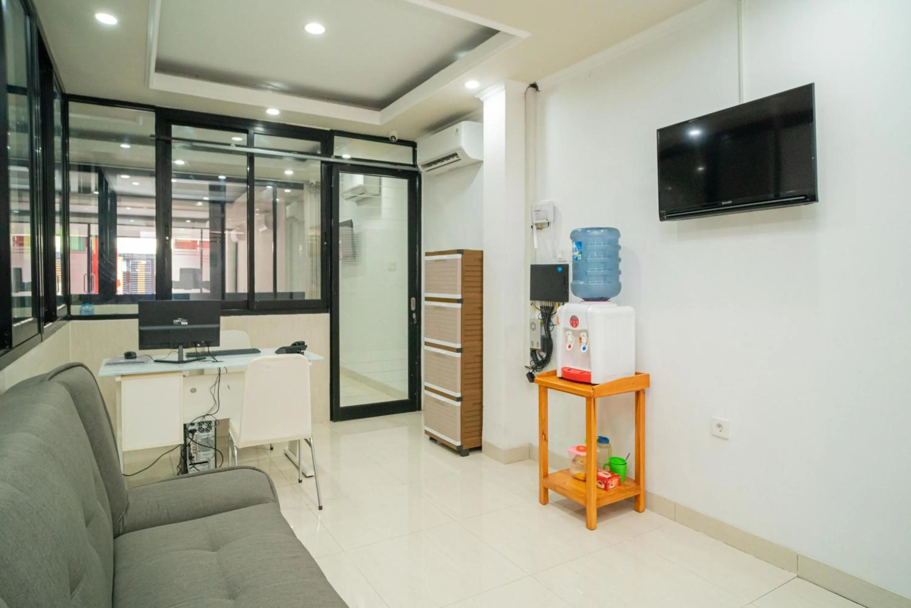 Lobby or reception in RedDoorz near Stasiun Senen