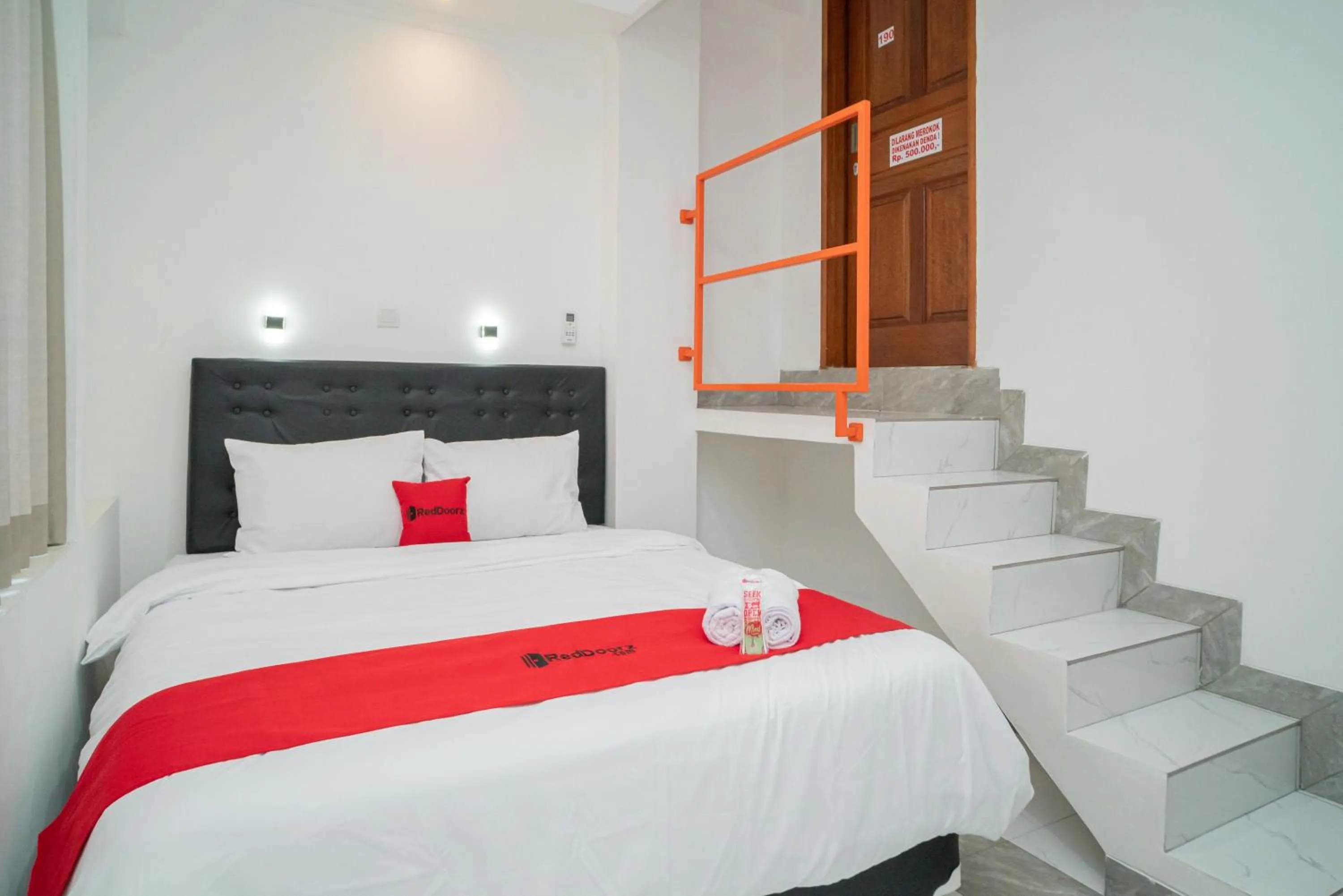 Bedroom, Bed in RedDoorz near Stasiun Senen