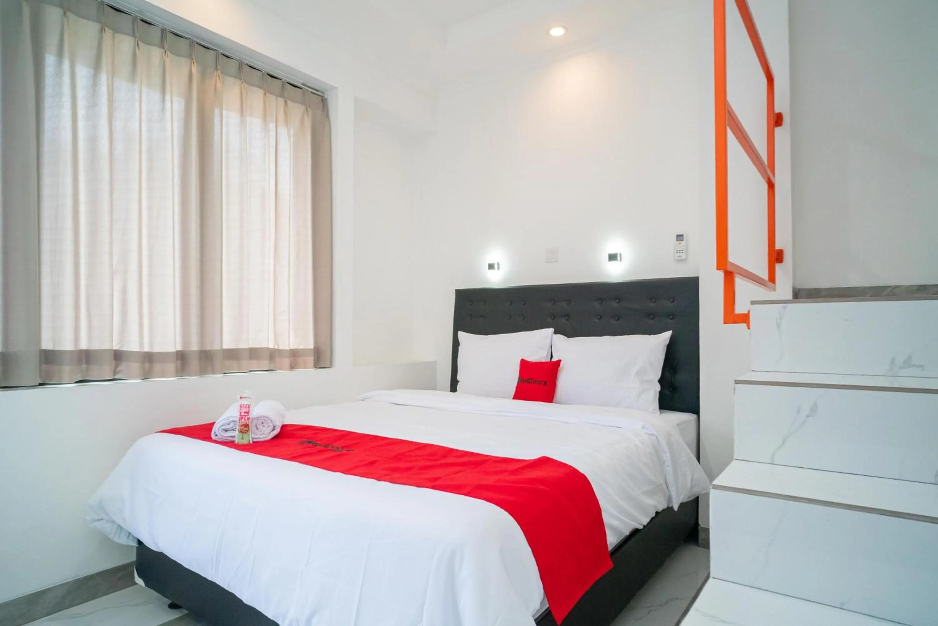 Bedroom, Bed in RedDoorz near Stasiun Senen