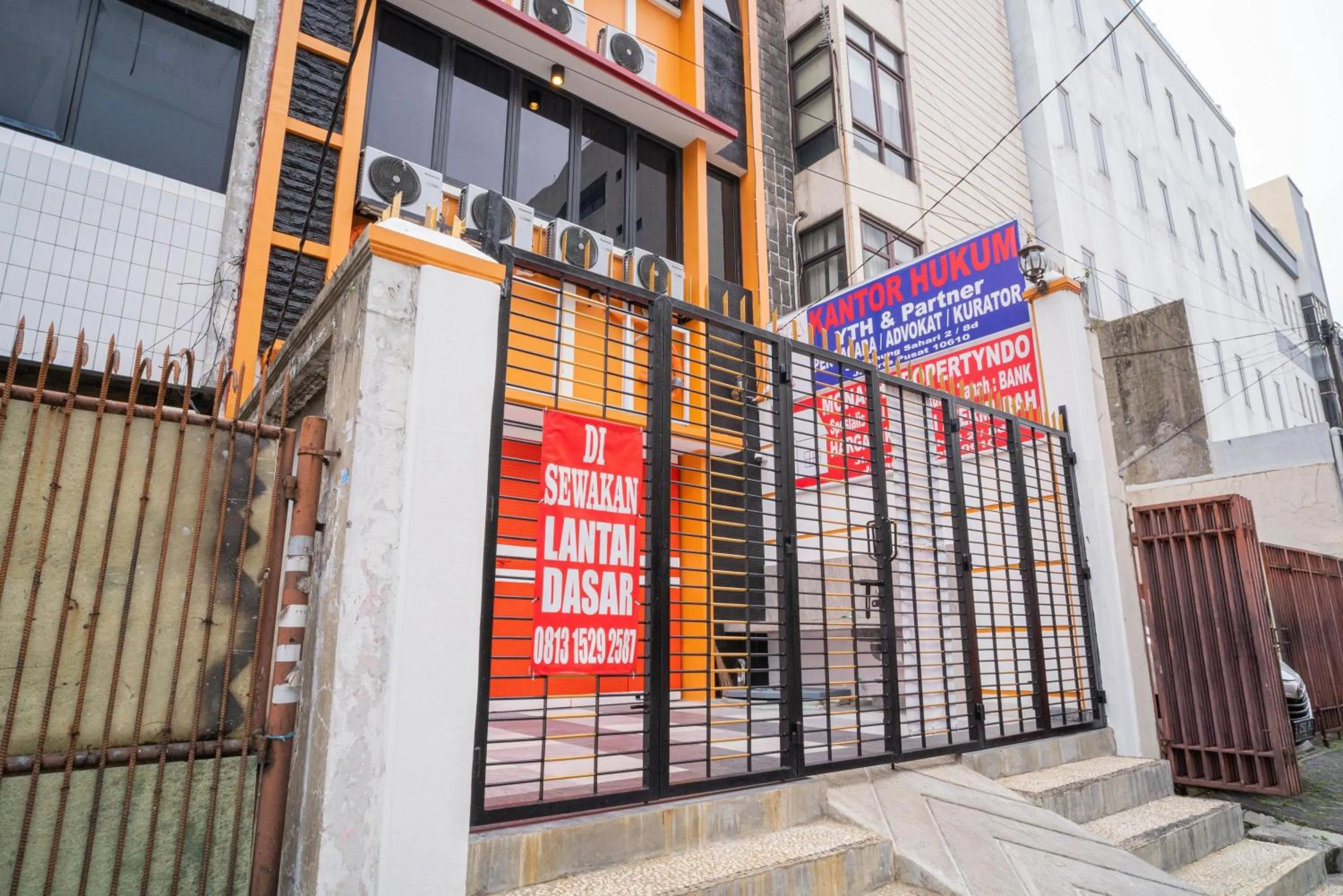 Property building in RedDoorz near Stasiun Senen