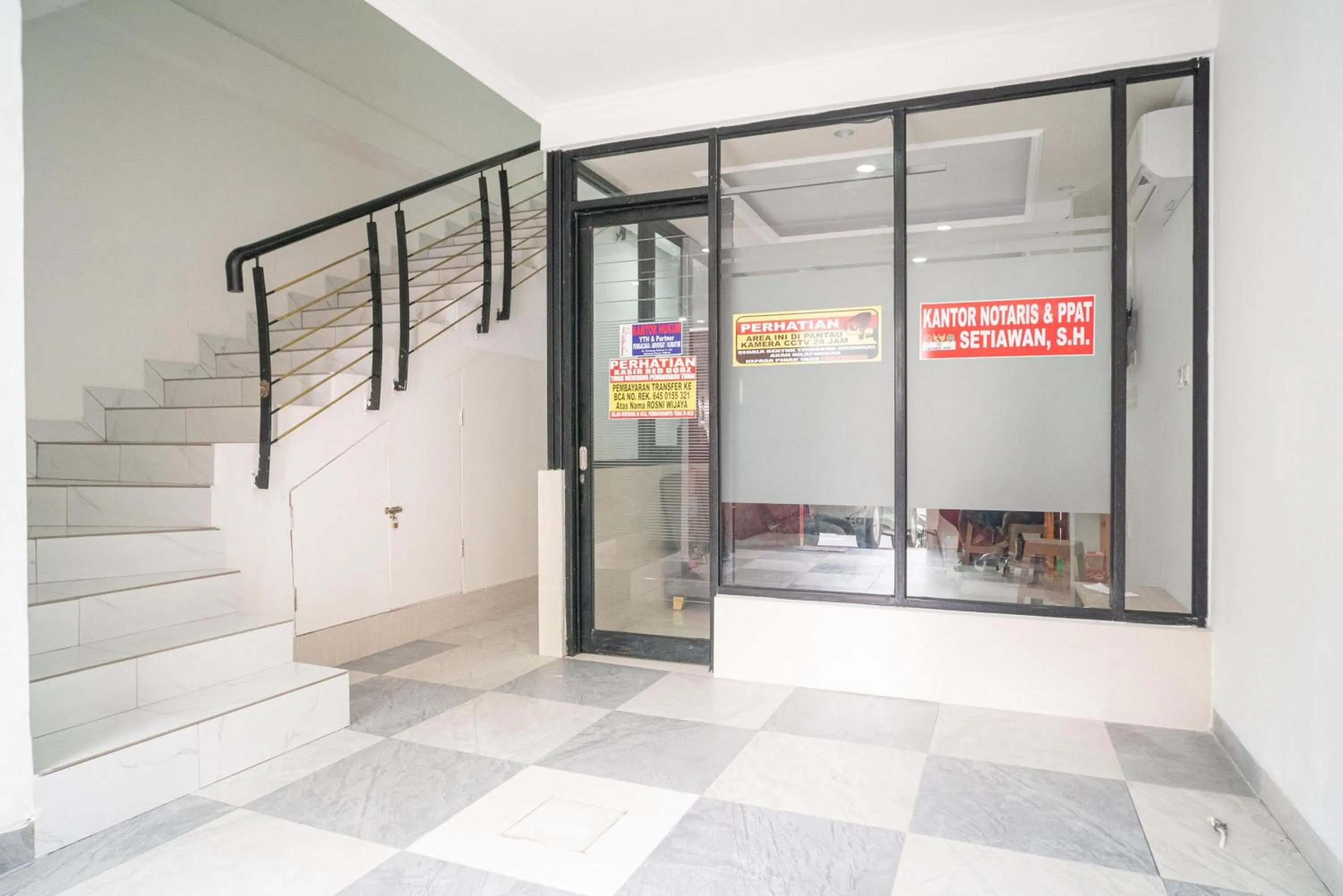 Facade/entrance in RedDoorz near Stasiun Senen