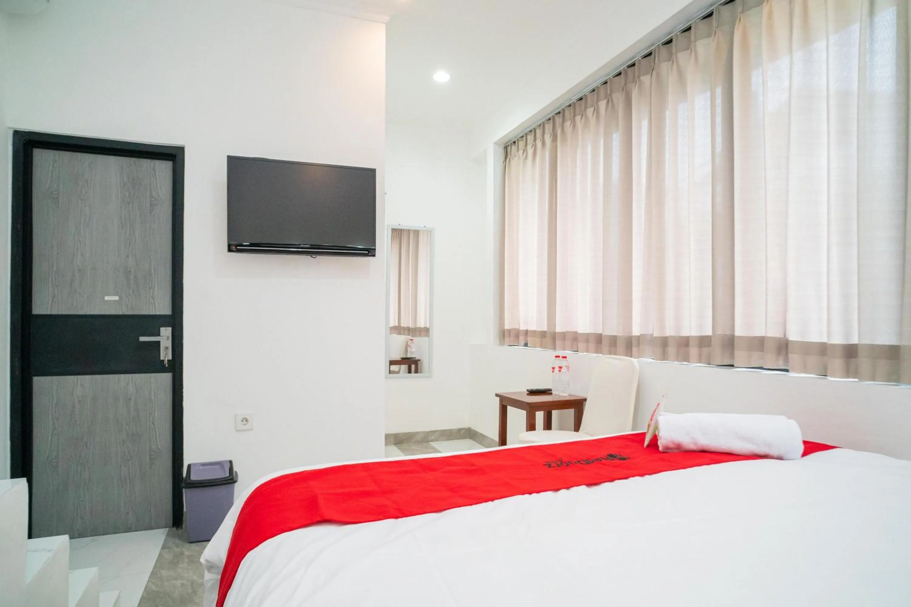 Bedroom, Bed in RedDoorz near Stasiun Senen