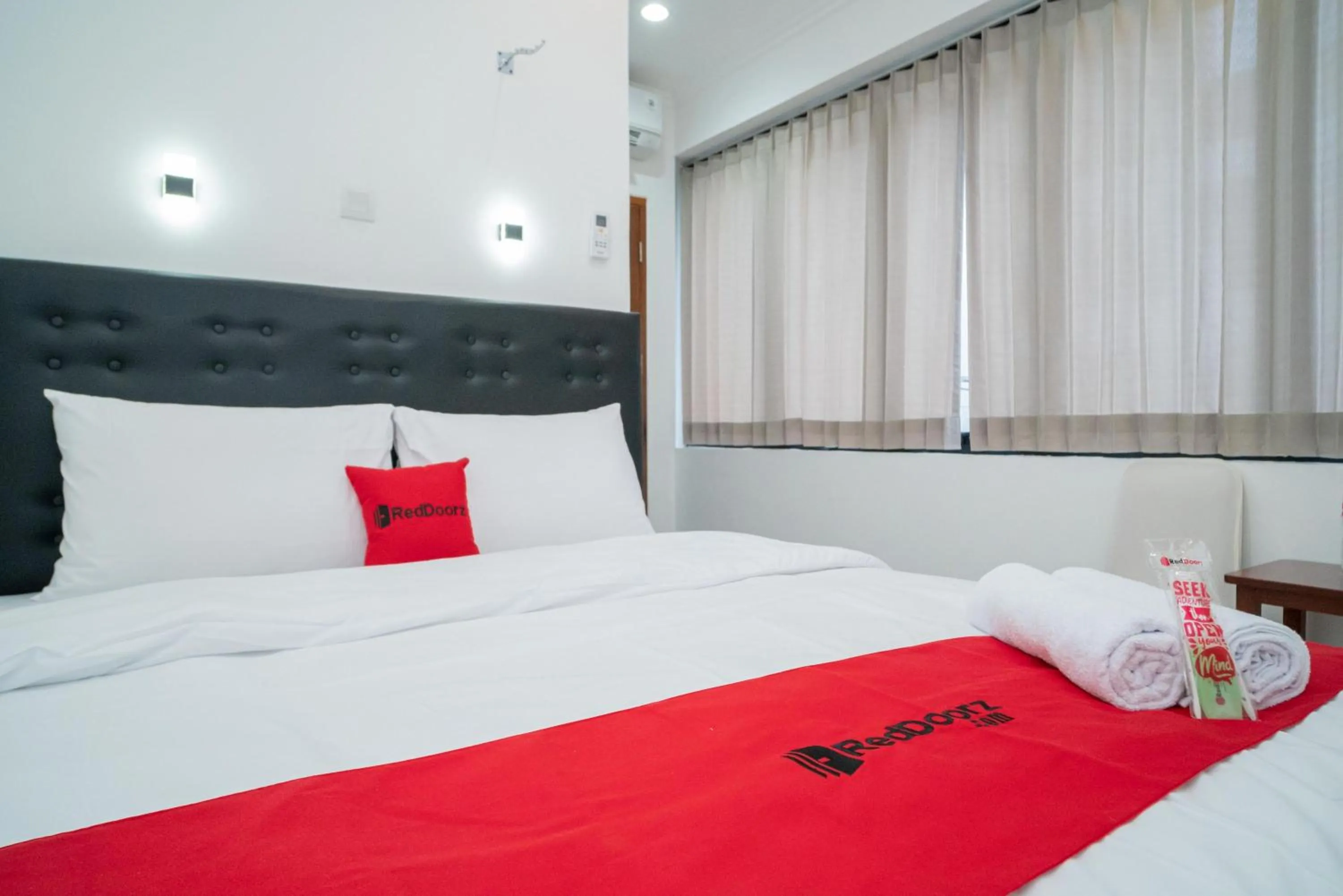 Bedroom, Bed in RedDoorz near Stasiun Senen