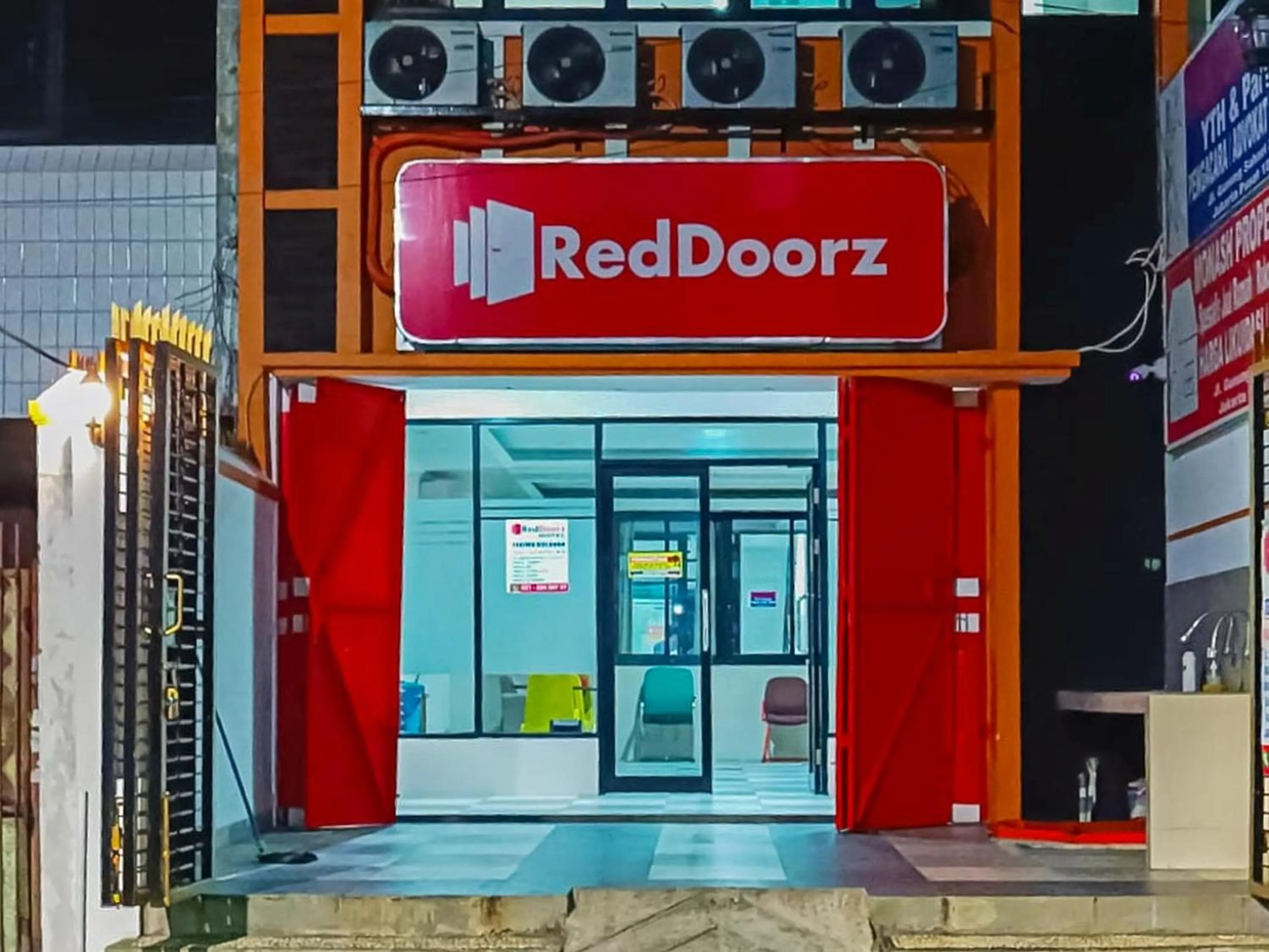 Property building in RedDoorz near Stasiun Senen