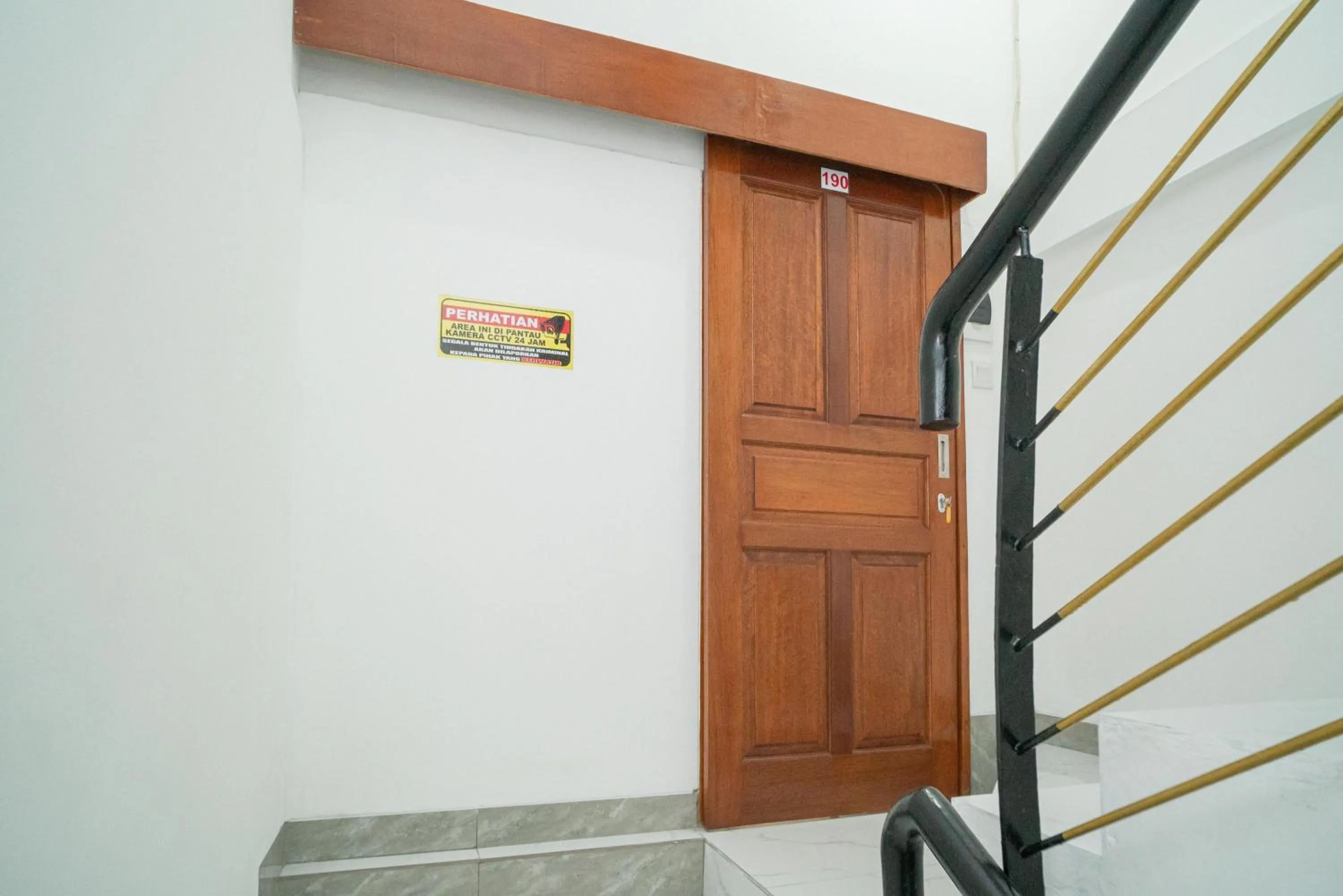 Floor plan in RedDoorz near Stasiun Senen