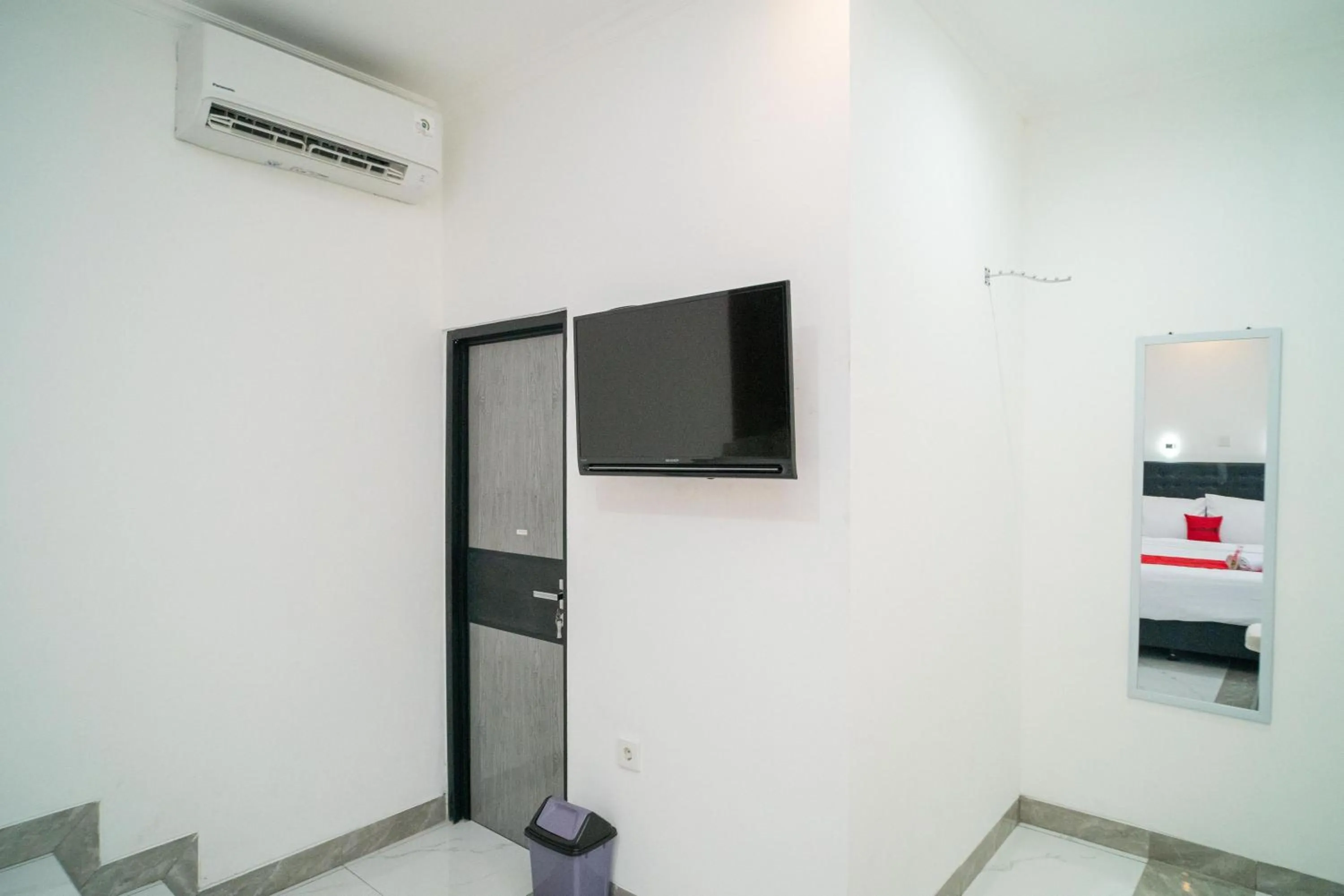 TV and multimedia in RedDoorz near Stasiun Senen