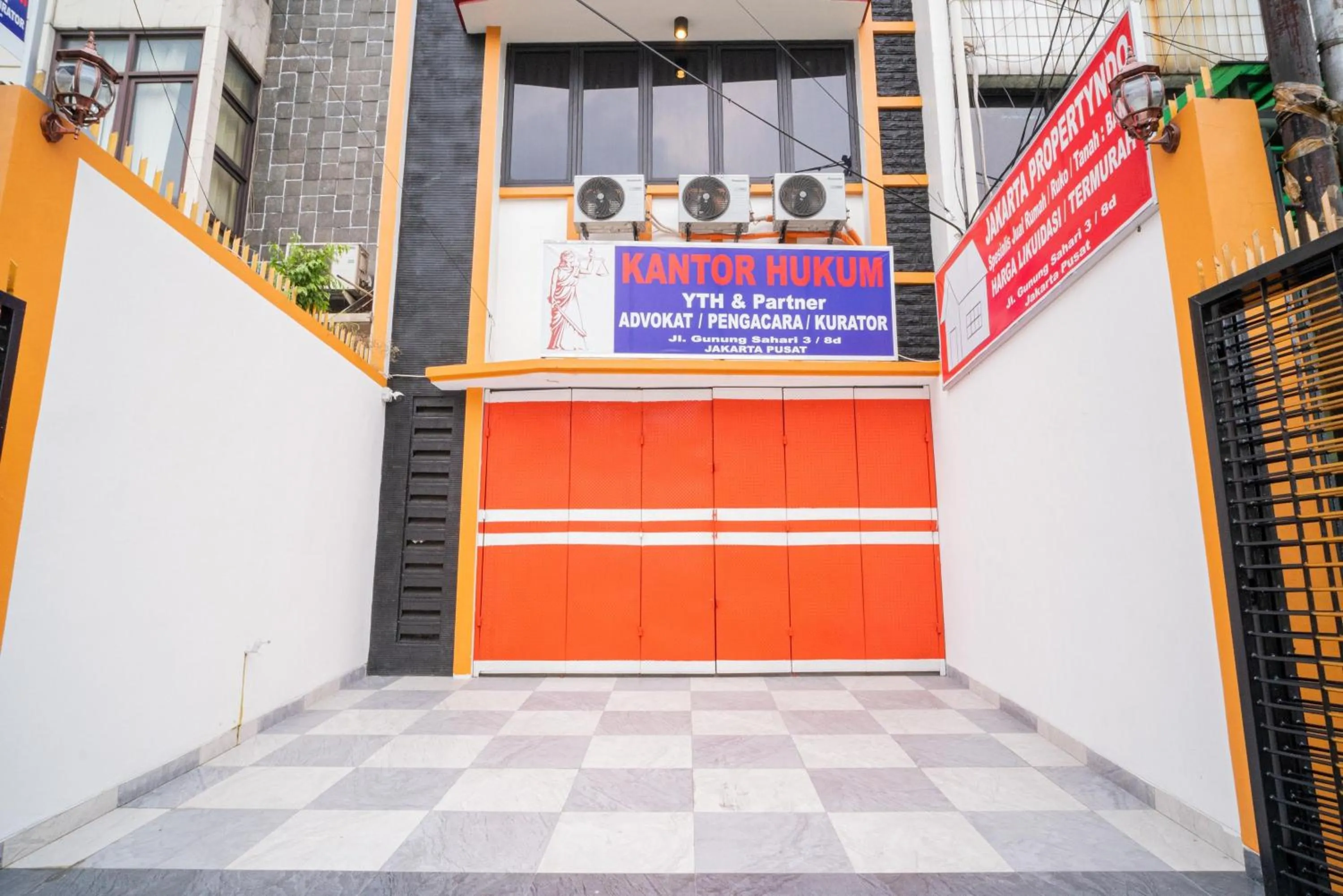 Property building in RedDoorz near Stasiun Senen