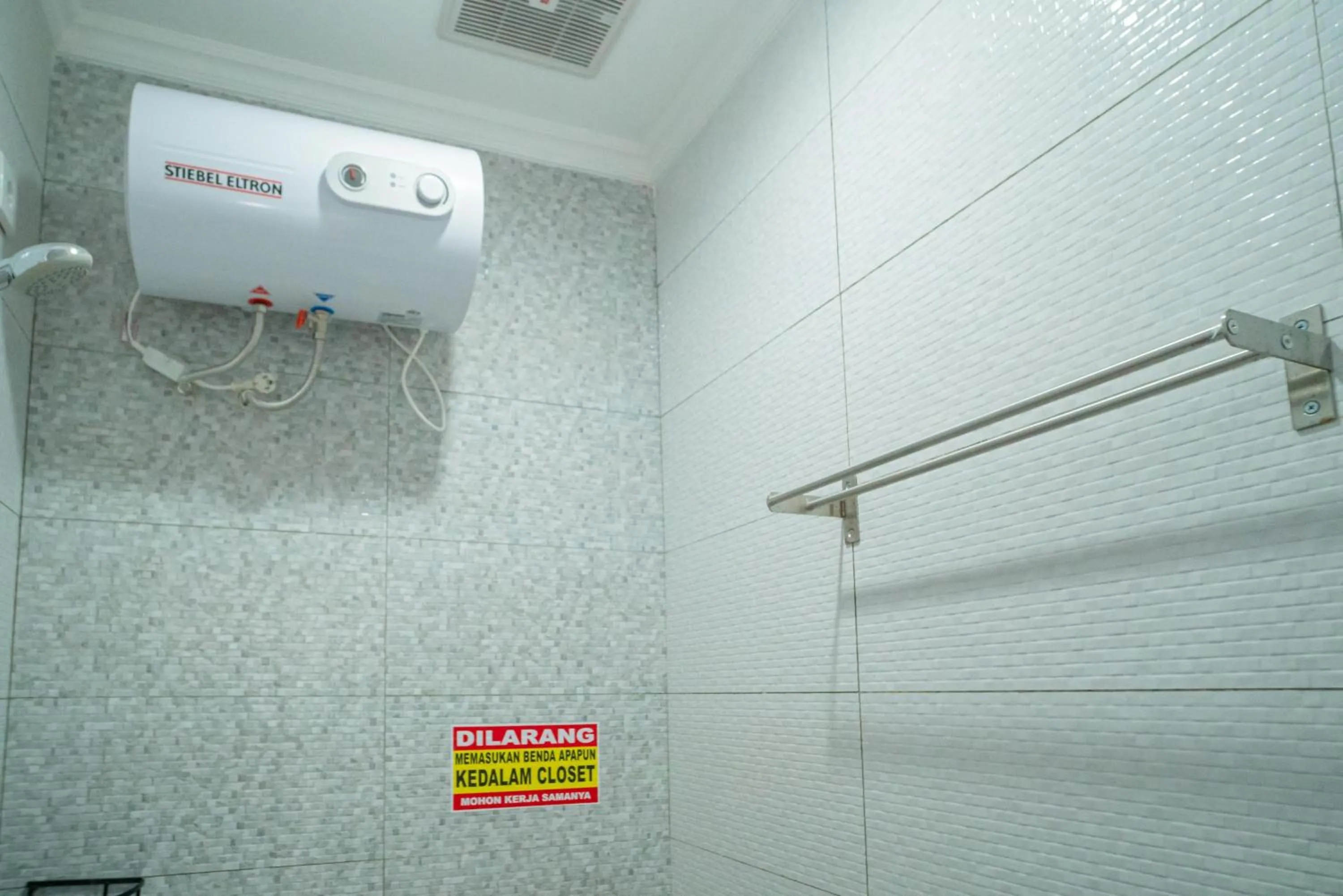 Bathroom in RedDoorz near Stasiun Senen