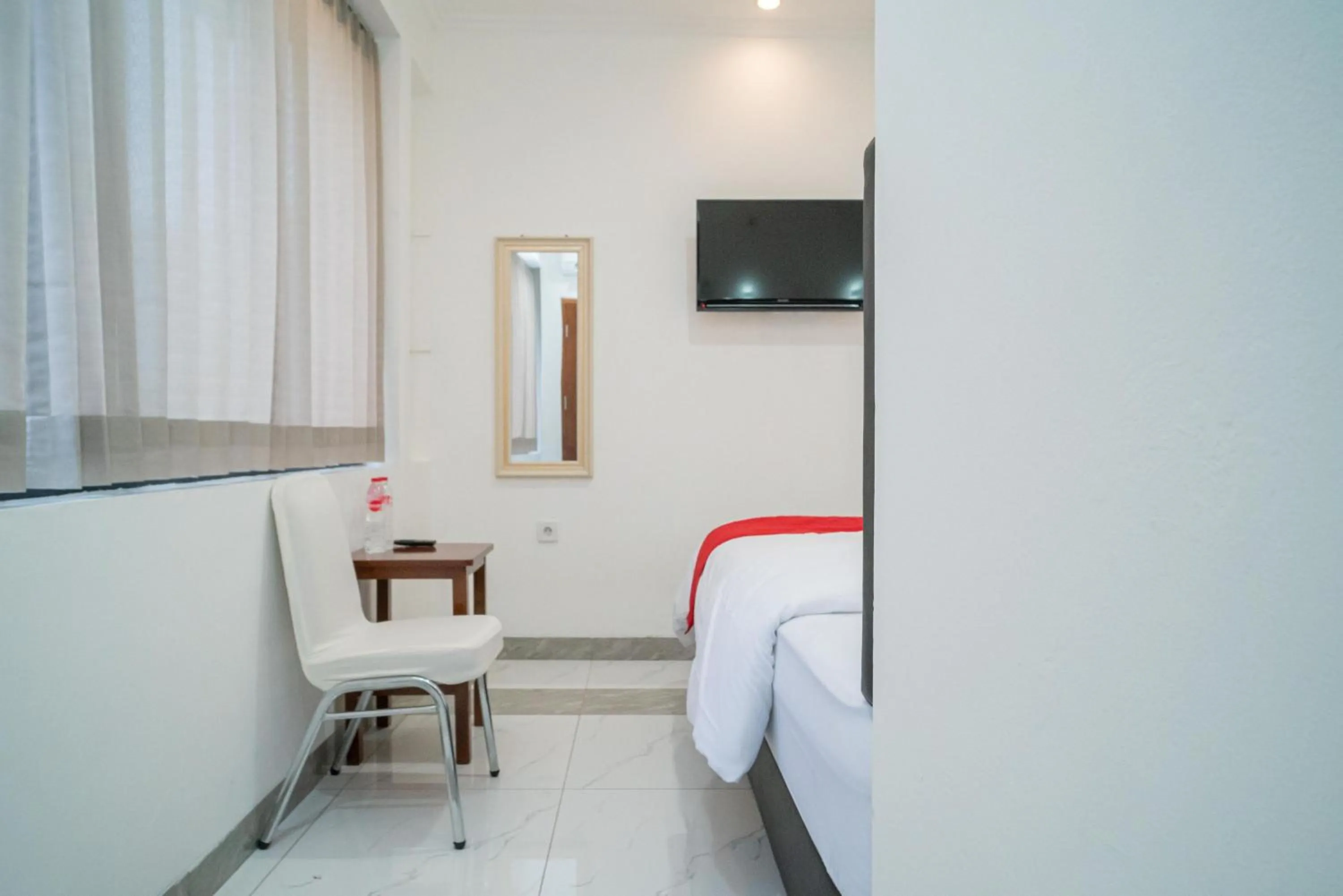 Bedroom, Bed in RedDoorz near Stasiun Senen