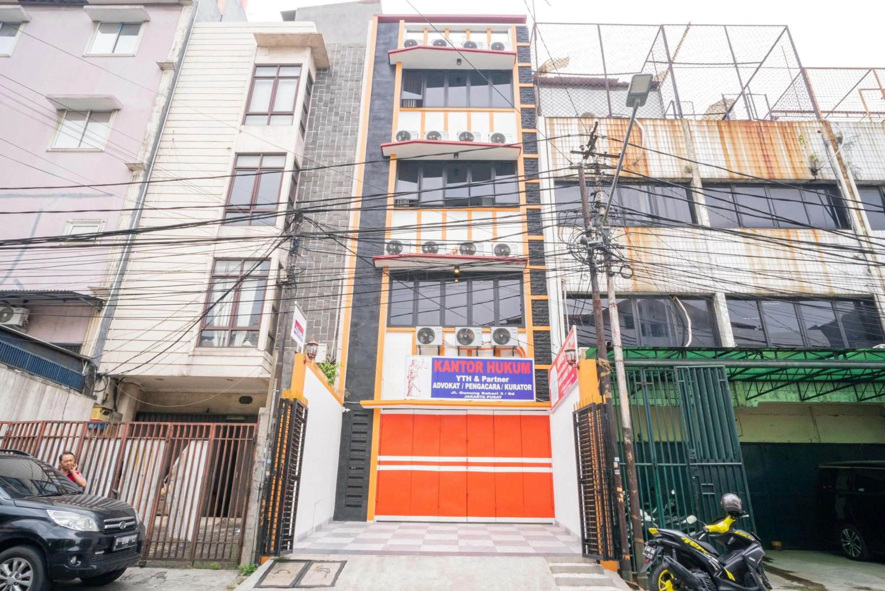 Property building in RedDoorz near Stasiun Senen