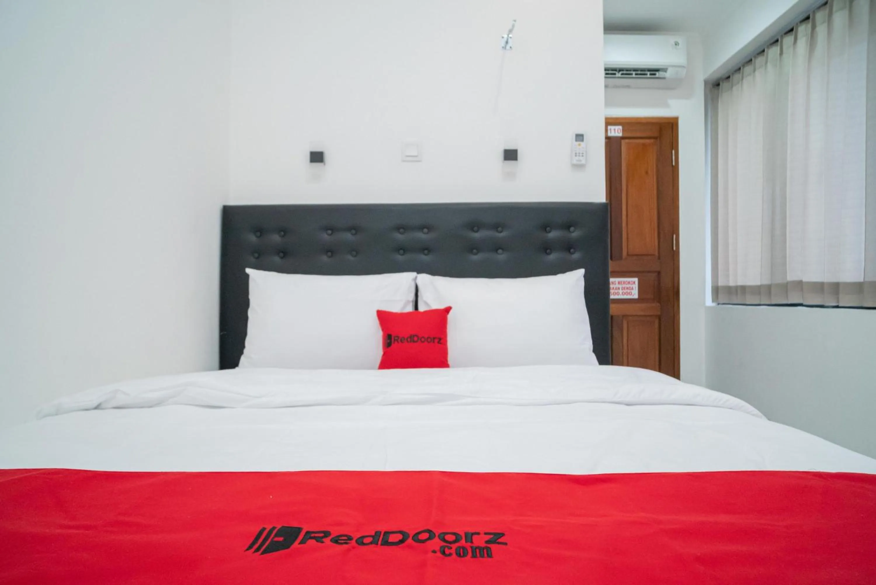 Bedroom, Bed in RedDoorz near Stasiun Senen