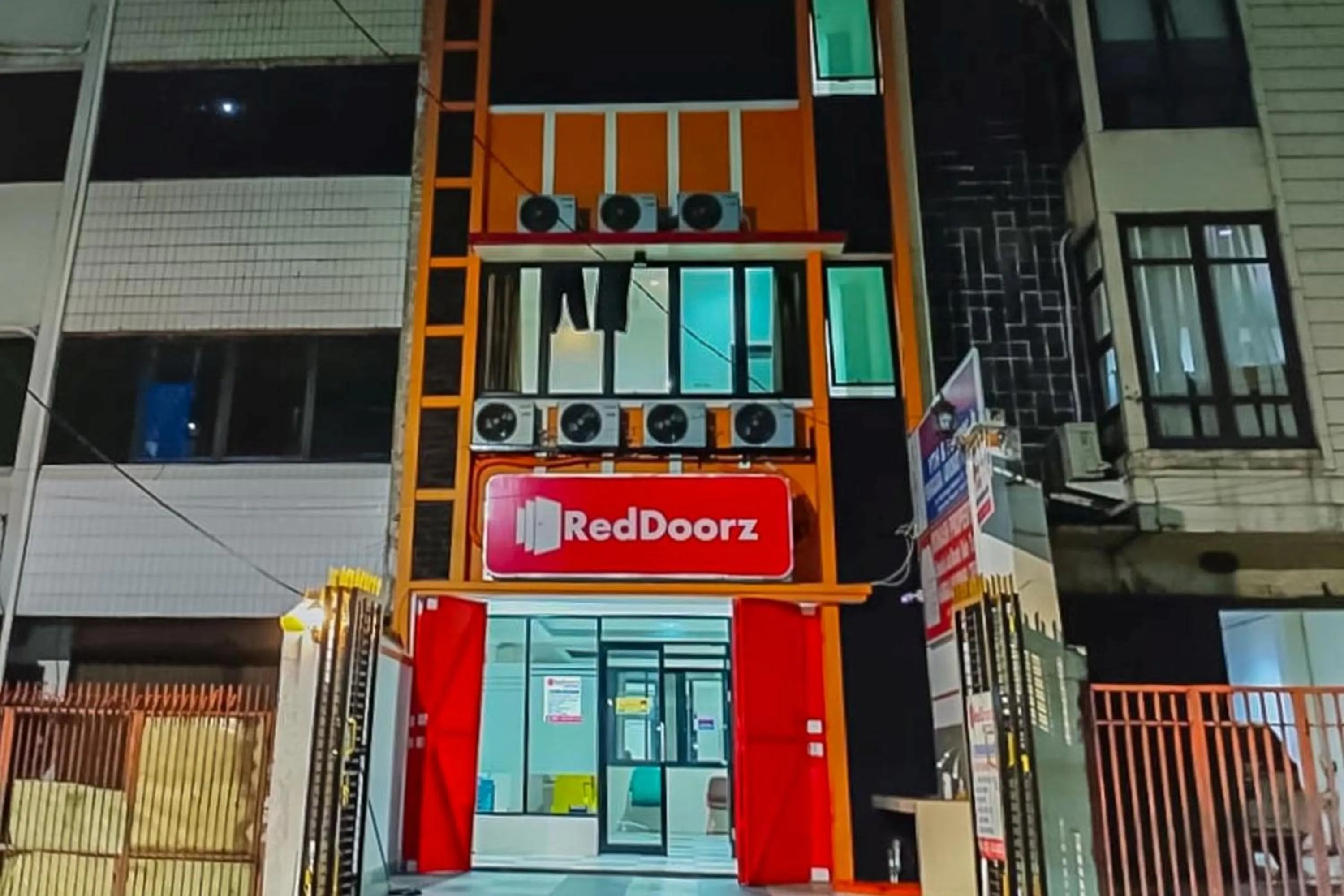 Property building in RedDoorz near Stasiun Senen