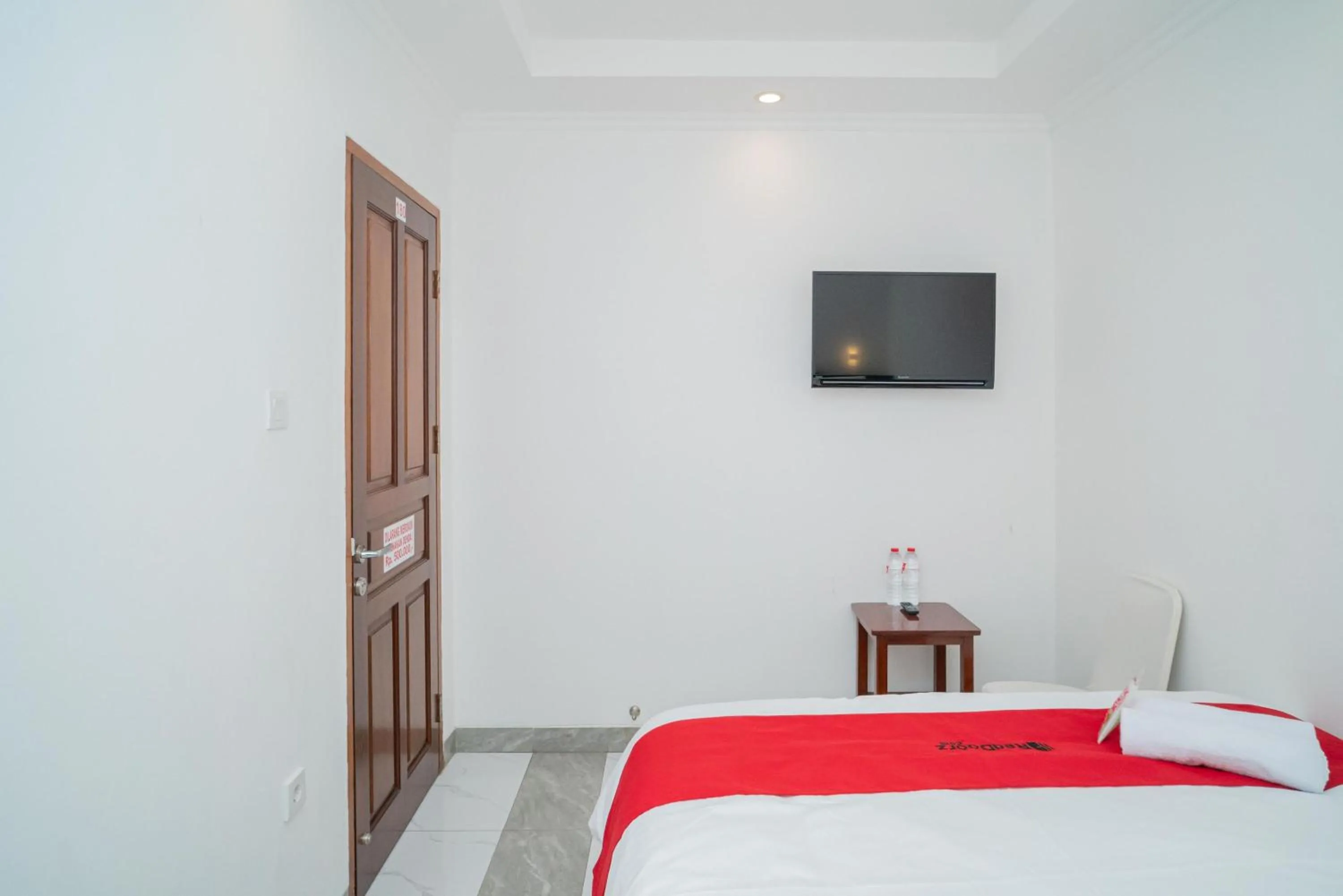 Bedroom, Bed in RedDoorz near Stasiun Senen