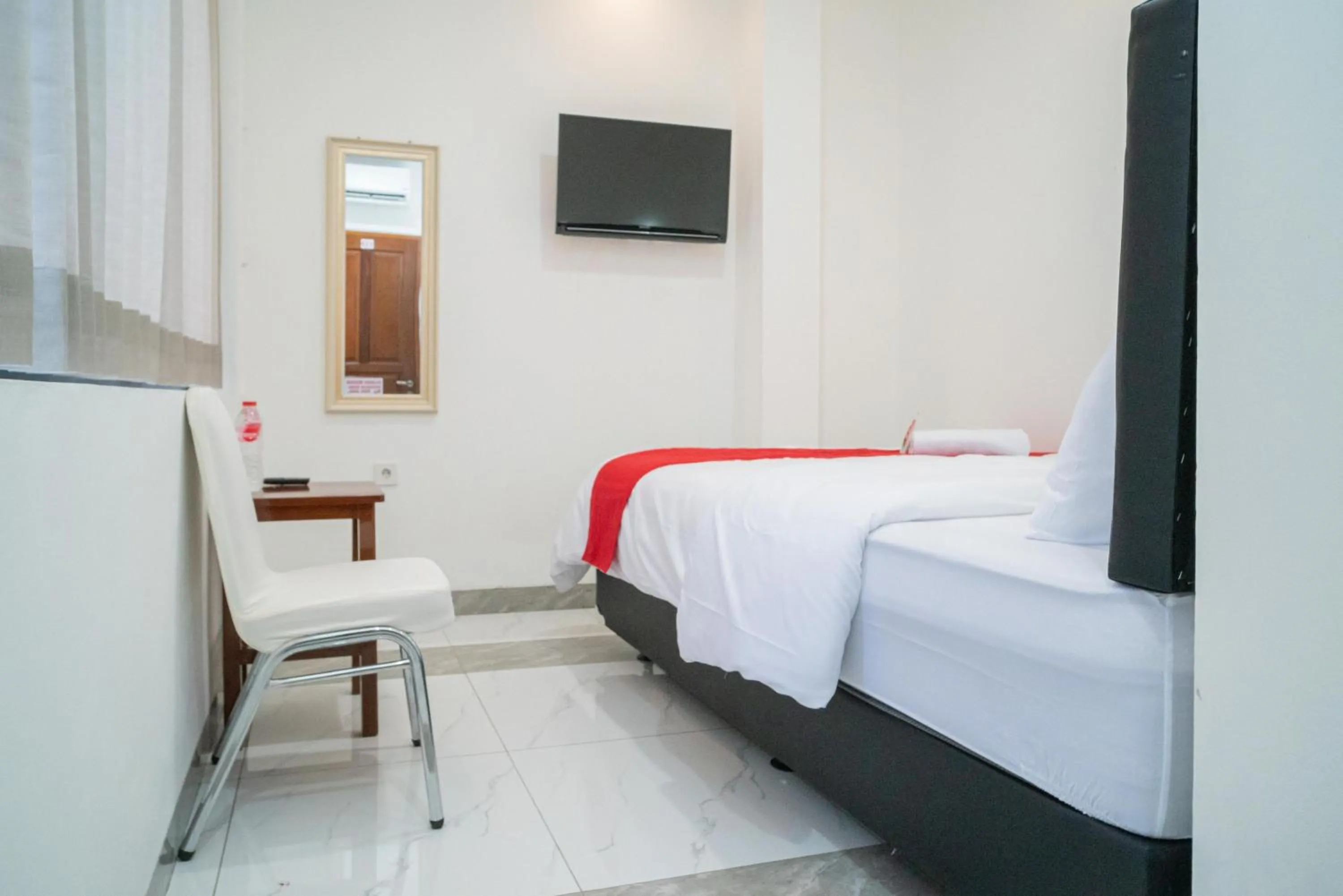 Bedroom, Bed in RedDoorz near Stasiun Senen