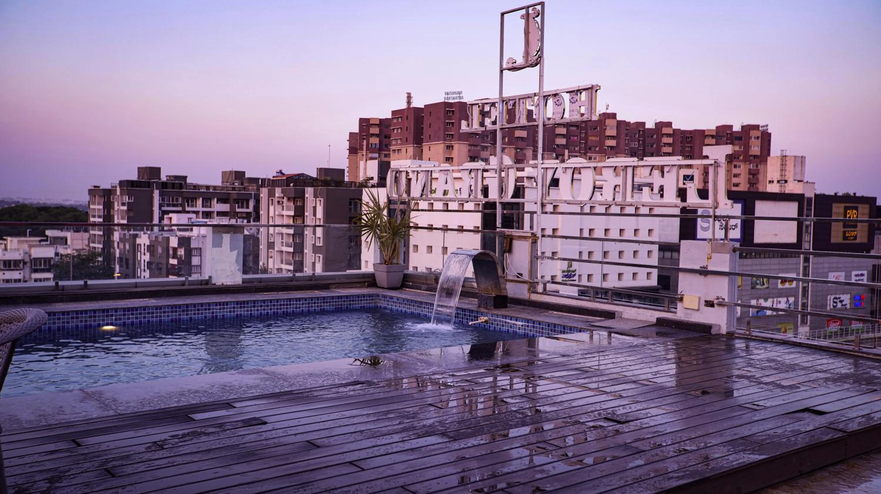 Swimming pool in Leroy Grand - Yeshwanthpur