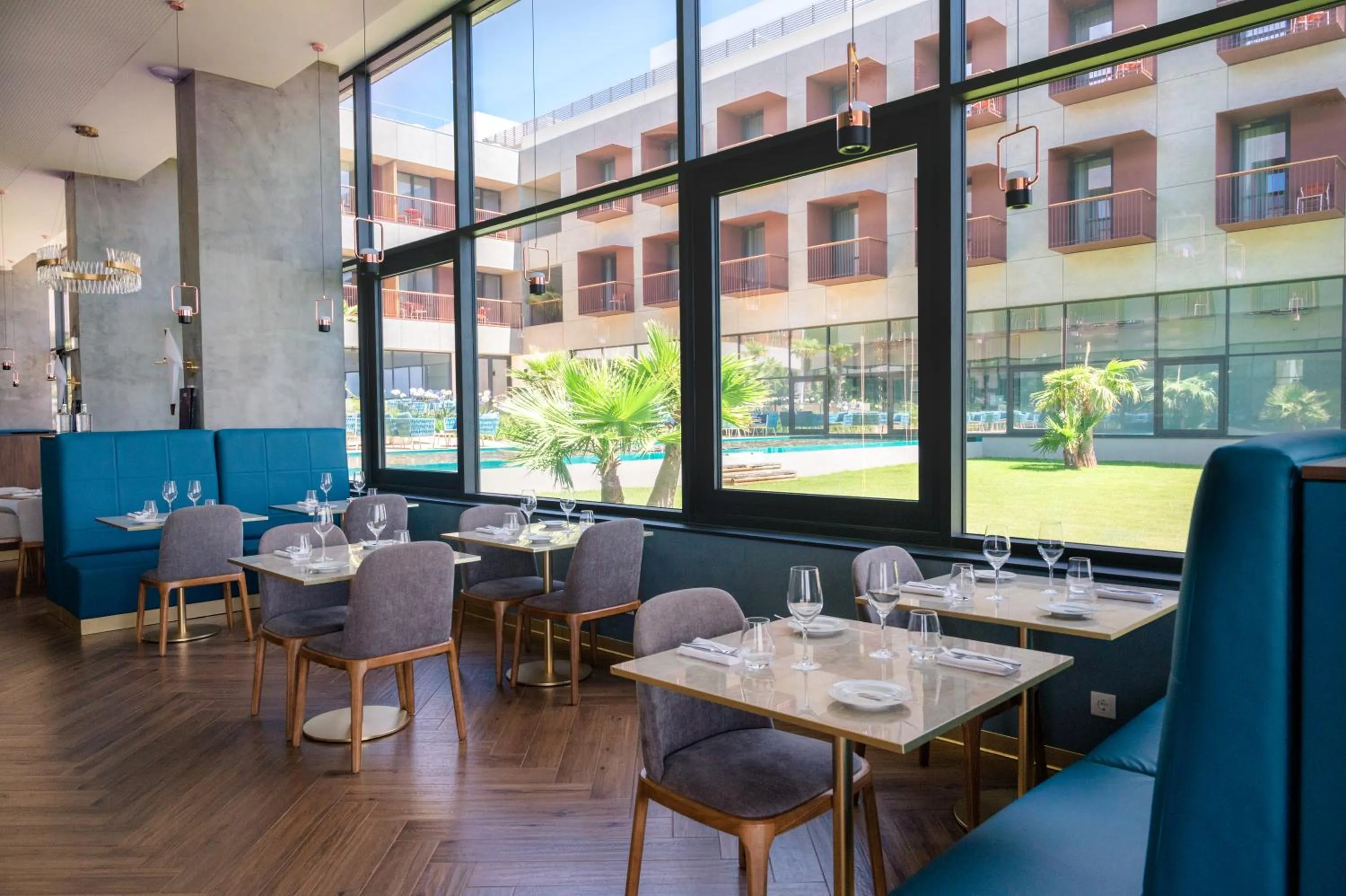 Restaurant/places to eat in Sines Sea View Business & Leisure Hotel