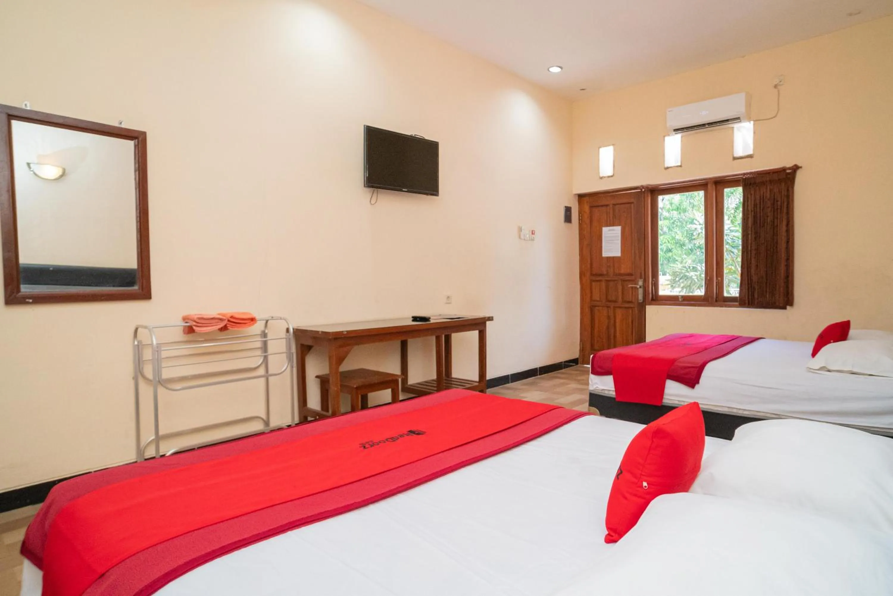 Bedroom, Bed in RedDoorz @ Panglima Sudirman Madiun