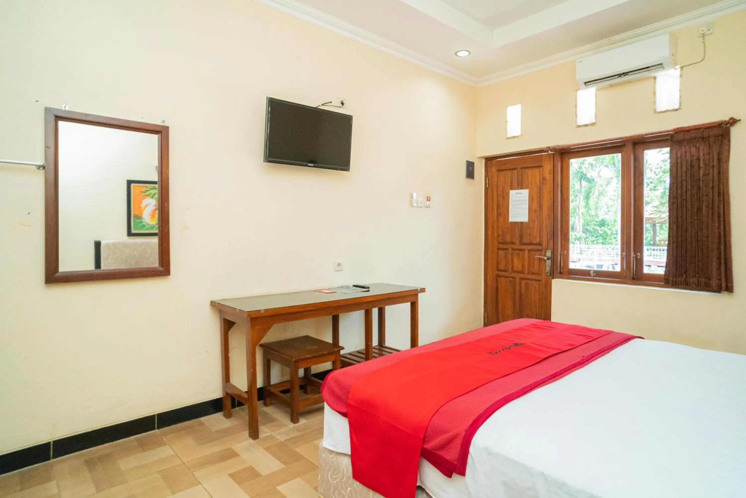 Bedroom, Bed in RedDoorz @ Panglima Sudirman Madiun