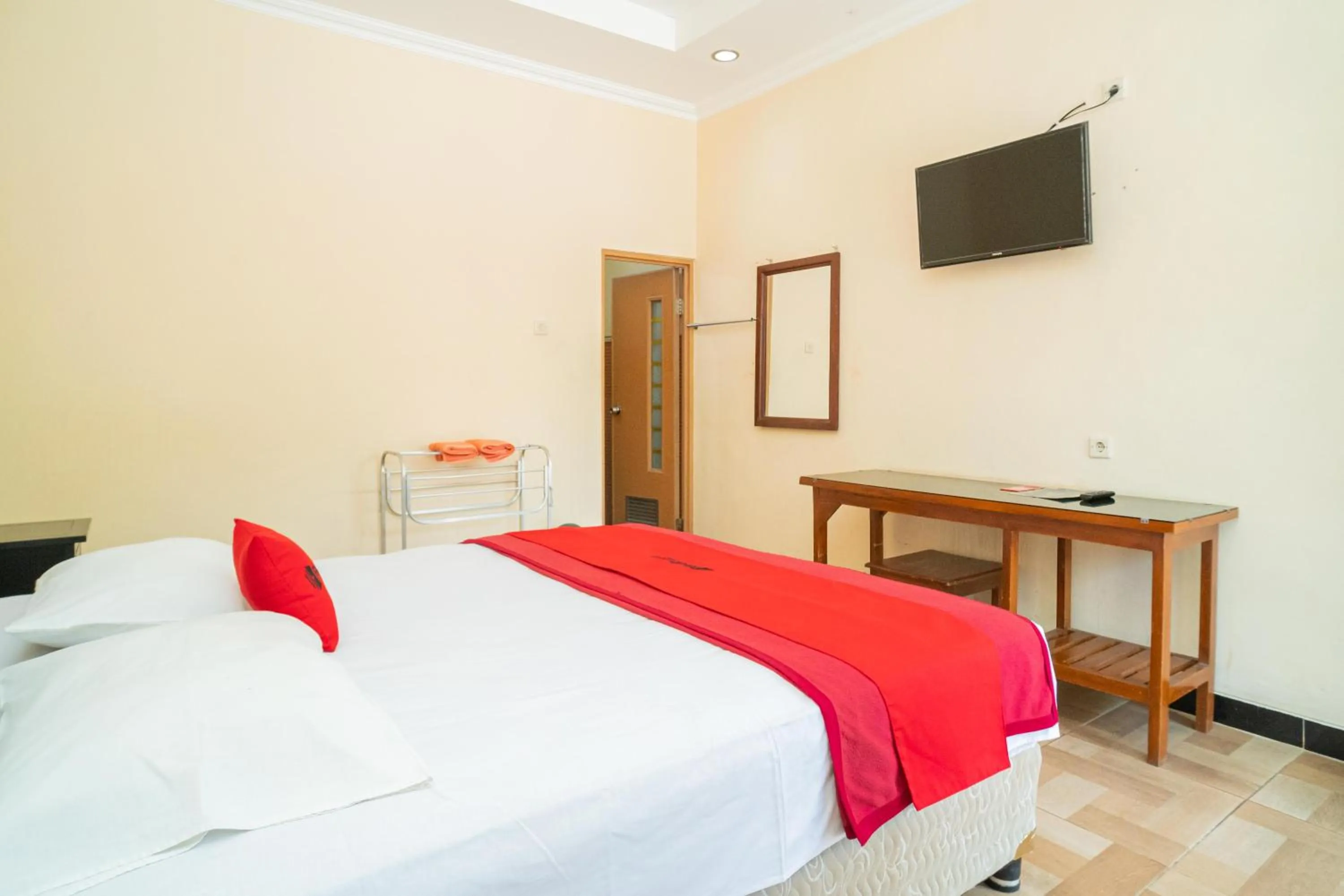 Bedroom, Bed in RedDoorz @ Panglima Sudirman Madiun