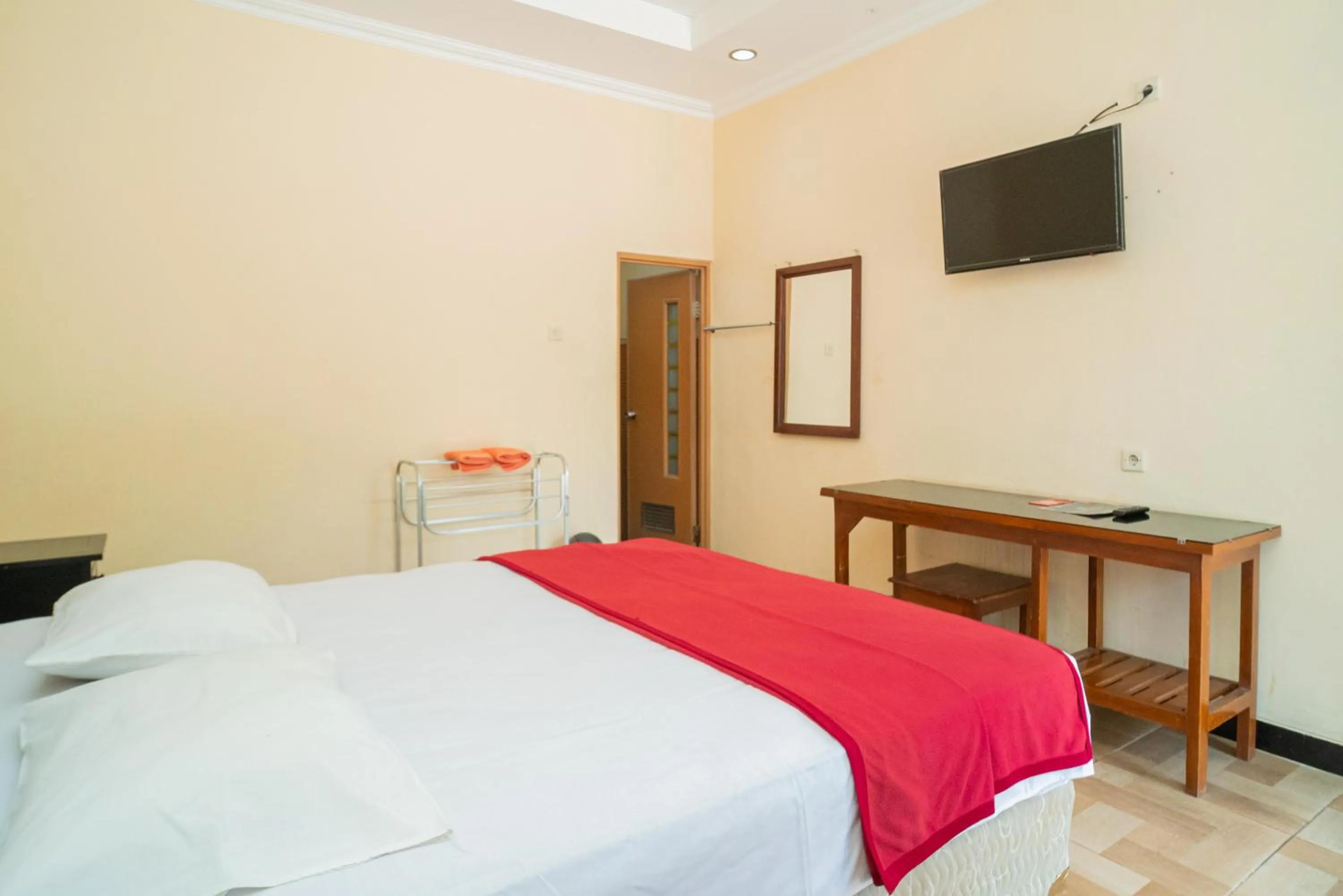 Bedroom, Bed in RedDoorz @ Panglima Sudirman Madiun