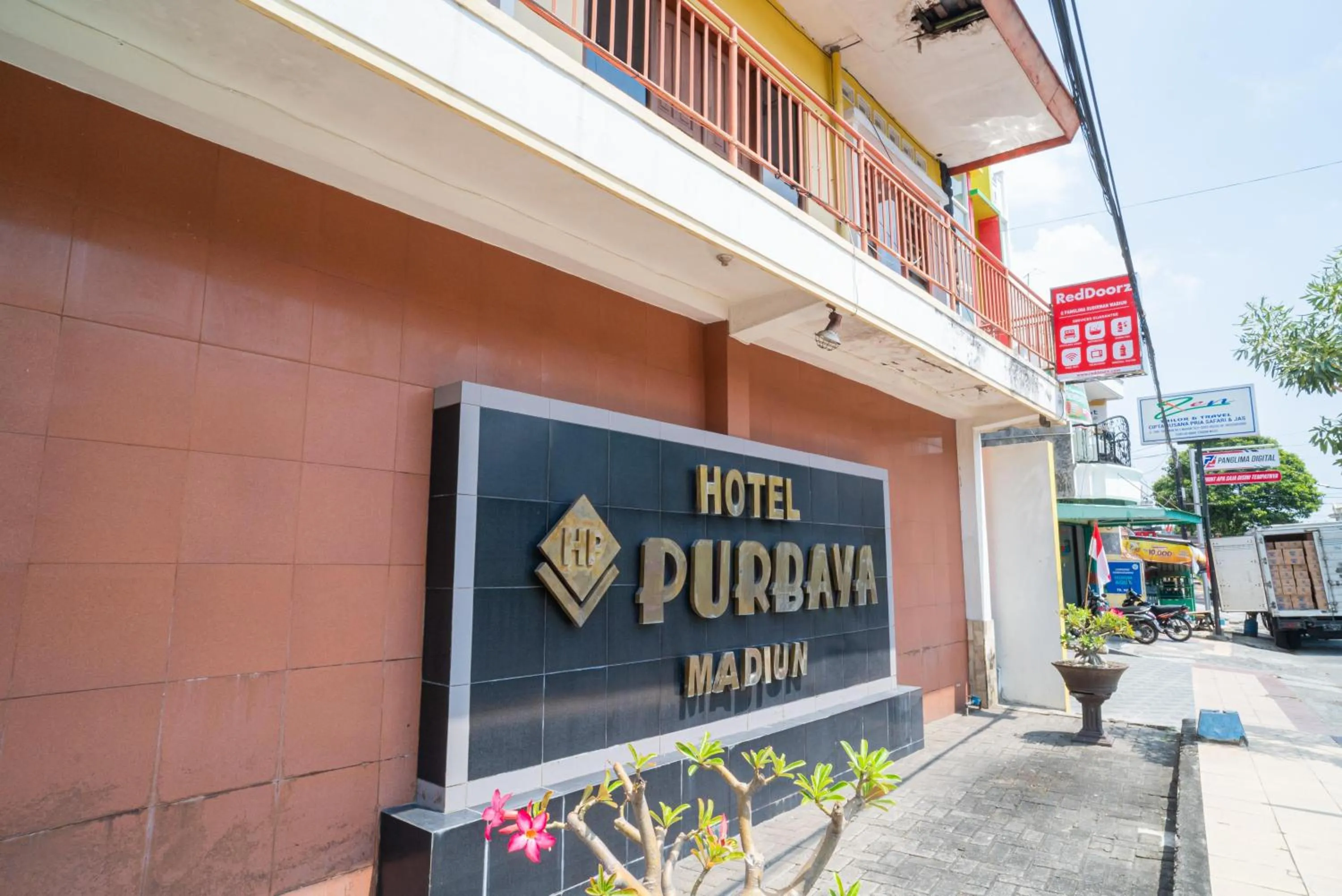 Property logo or sign in RedDoorz @ Panglima Sudirman Madiun