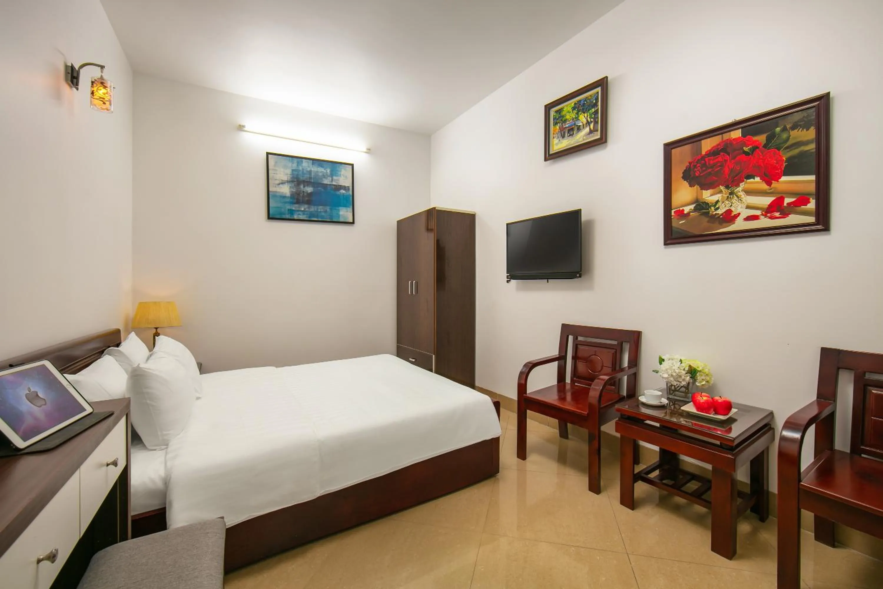 Photo of the whole room, Bed in Mia Sen Vong Hotel Ha Noi