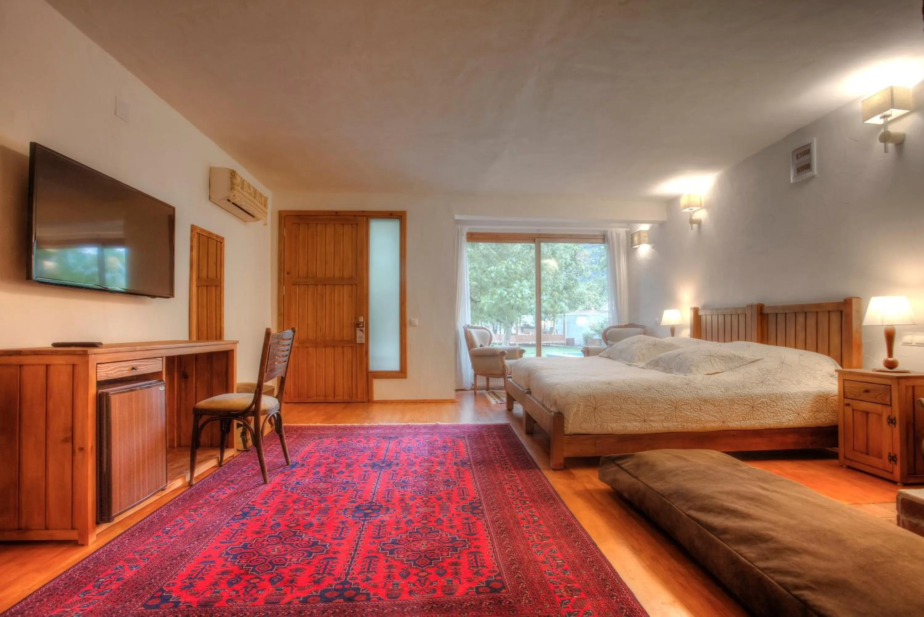 Photo of the whole room, Bed in Ephesus Lodge