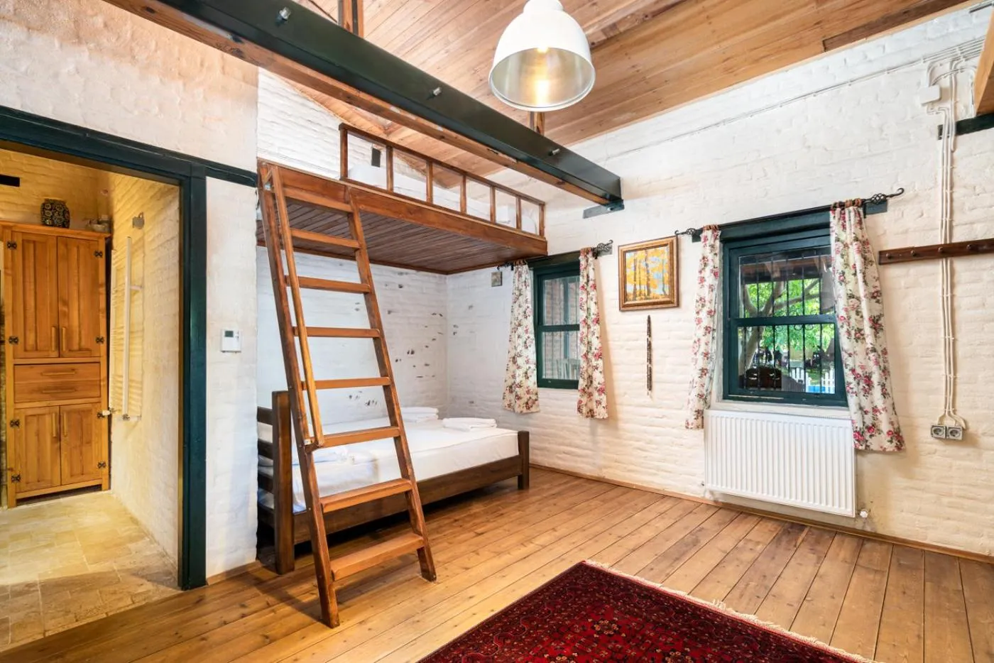 bunk bed, Bed in Ephesus Lodge