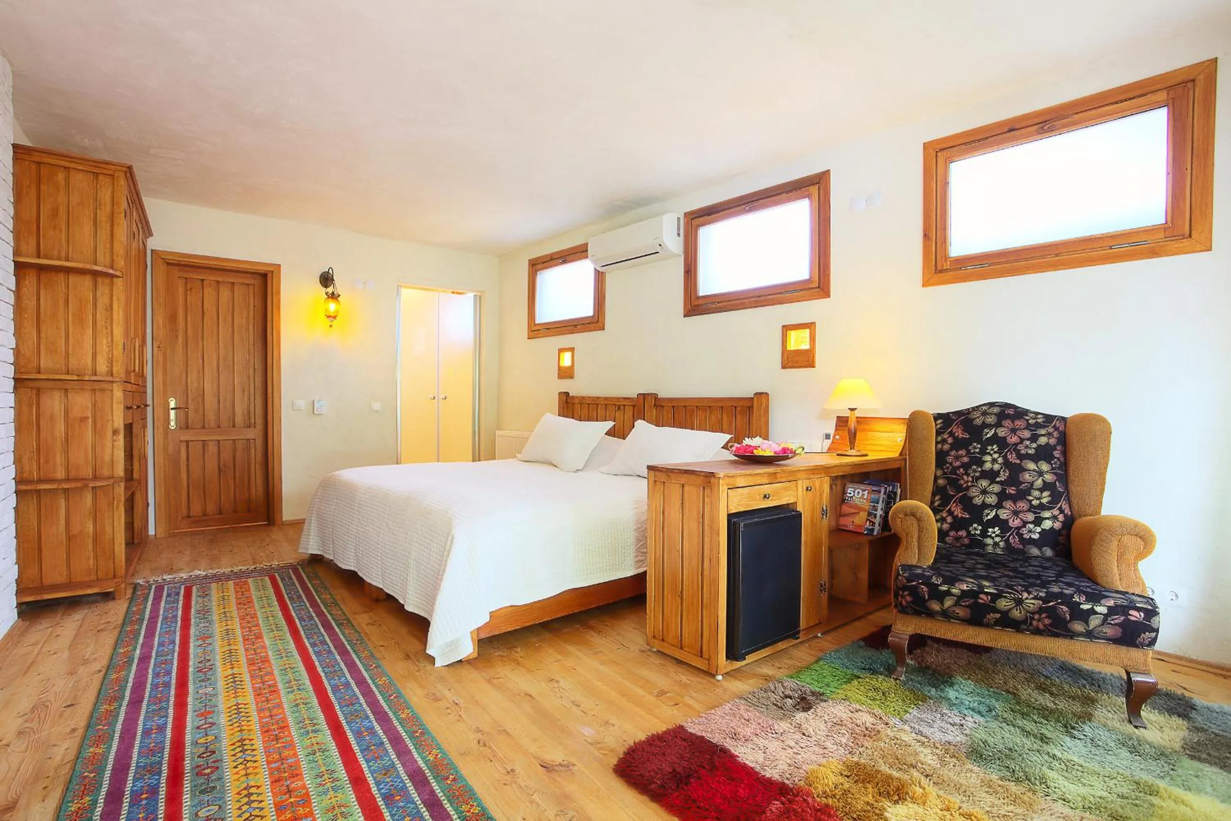 Photo of the whole room, Bed in Ephesus Lodge