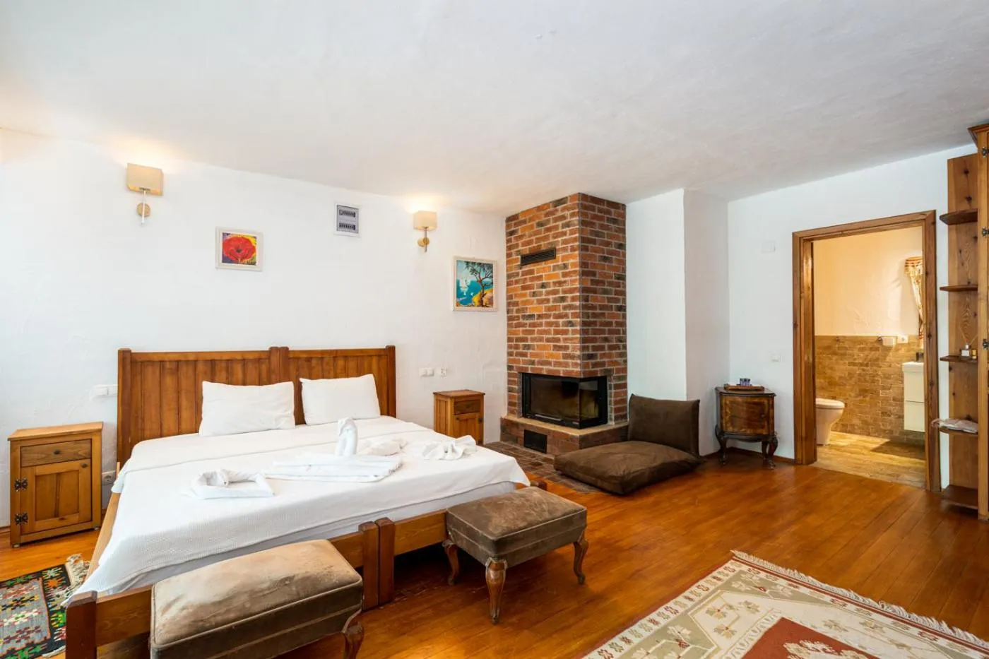 Photo of the whole room, Bed in Ephesus Lodge