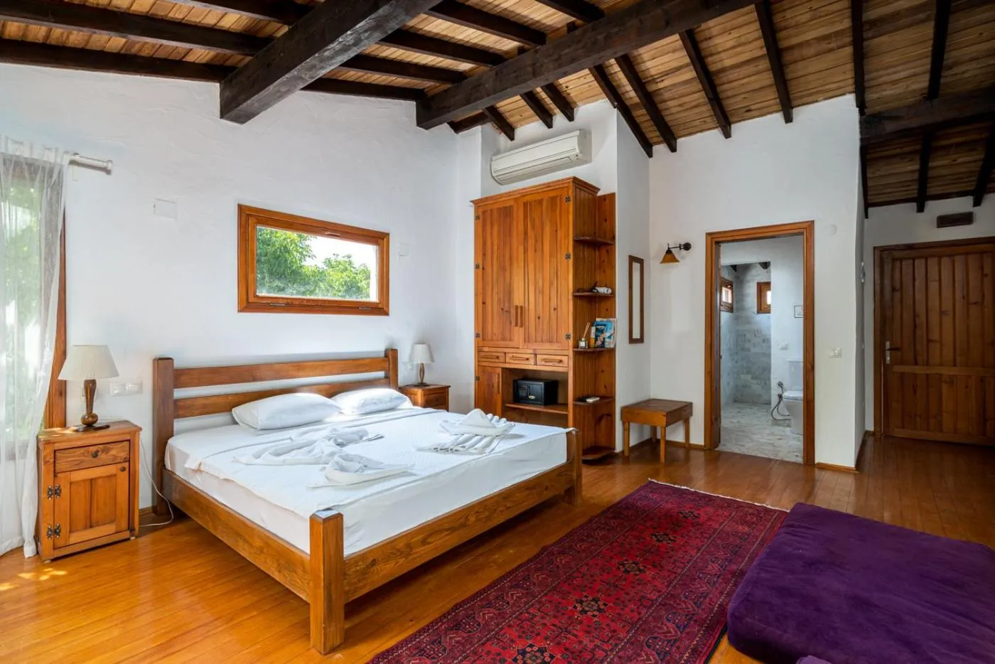 Photo of the whole room, Bed in Ephesus Lodge