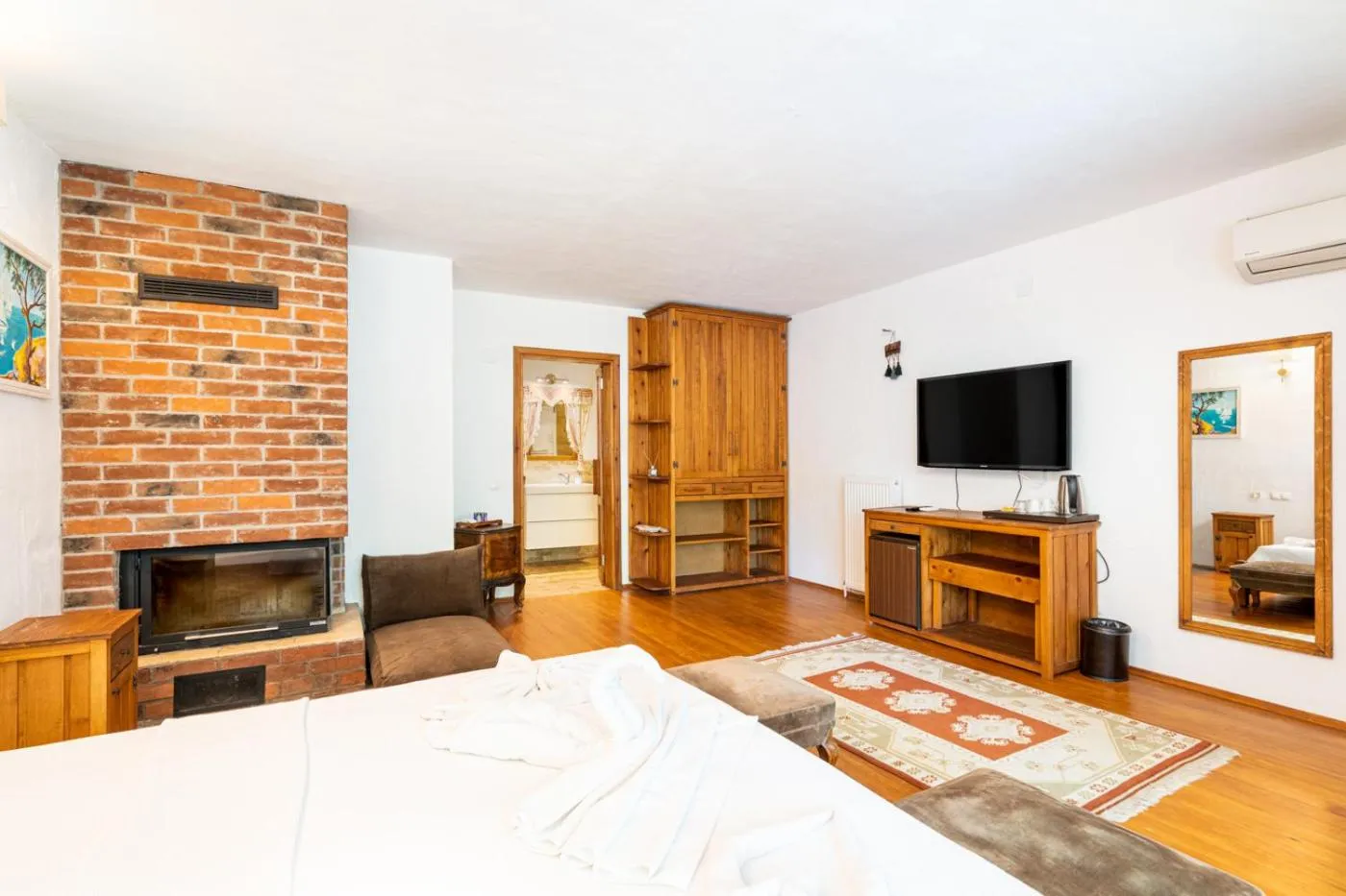 Photo of the whole room, Bed in Ephesus Lodge