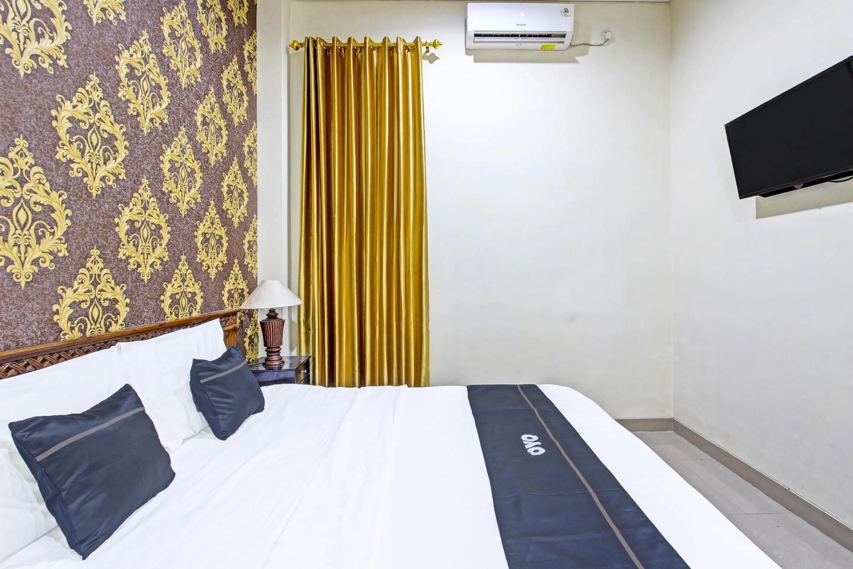 Bedroom in Collection O 91481 Mahkota Hotel Purwodadi