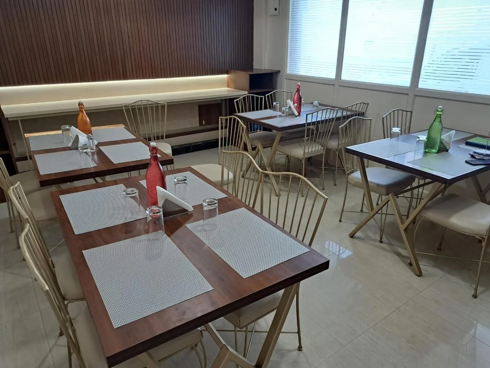 Restaurant/places to eat in Hotel MK Grand