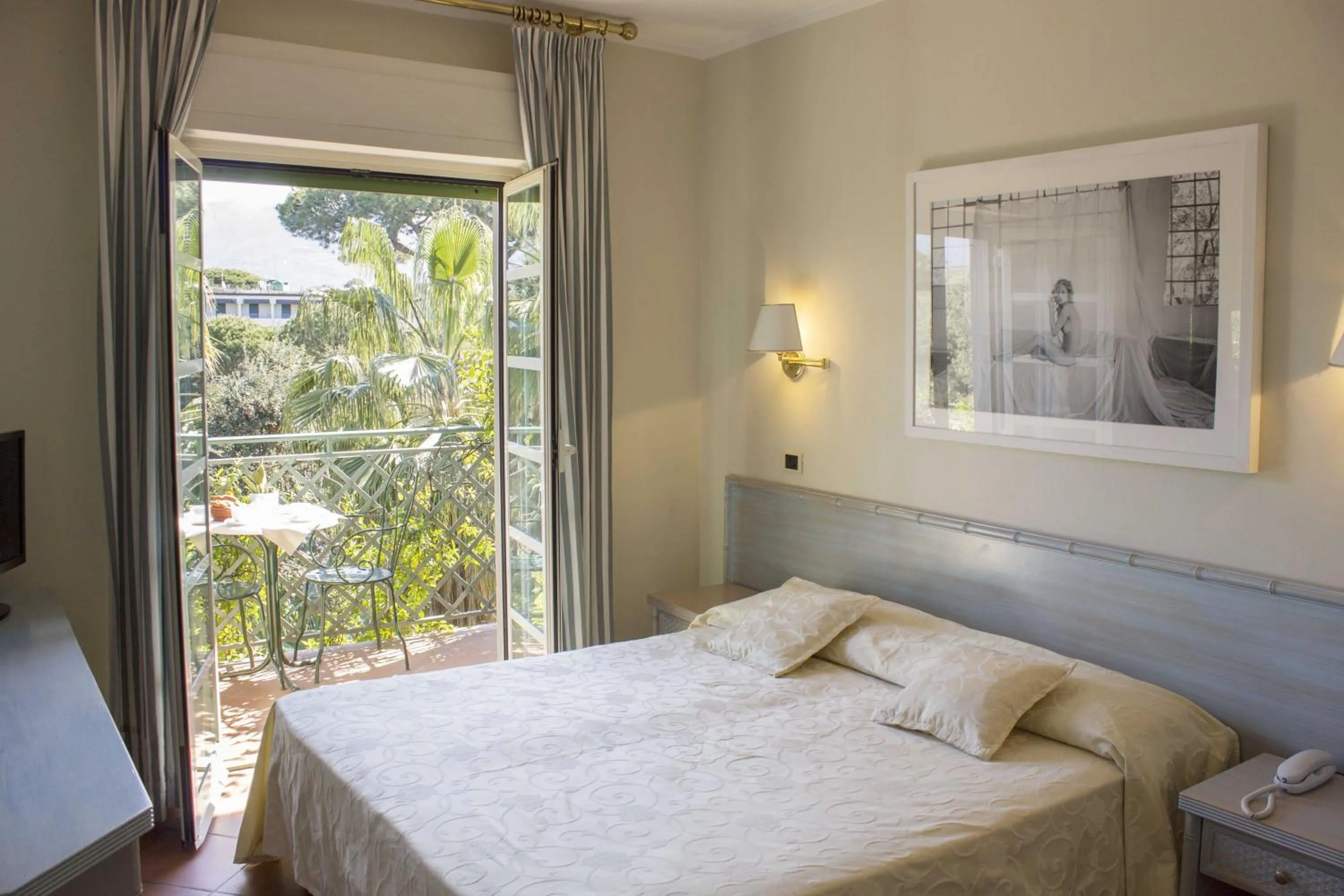 Bed in Hotel Mignon