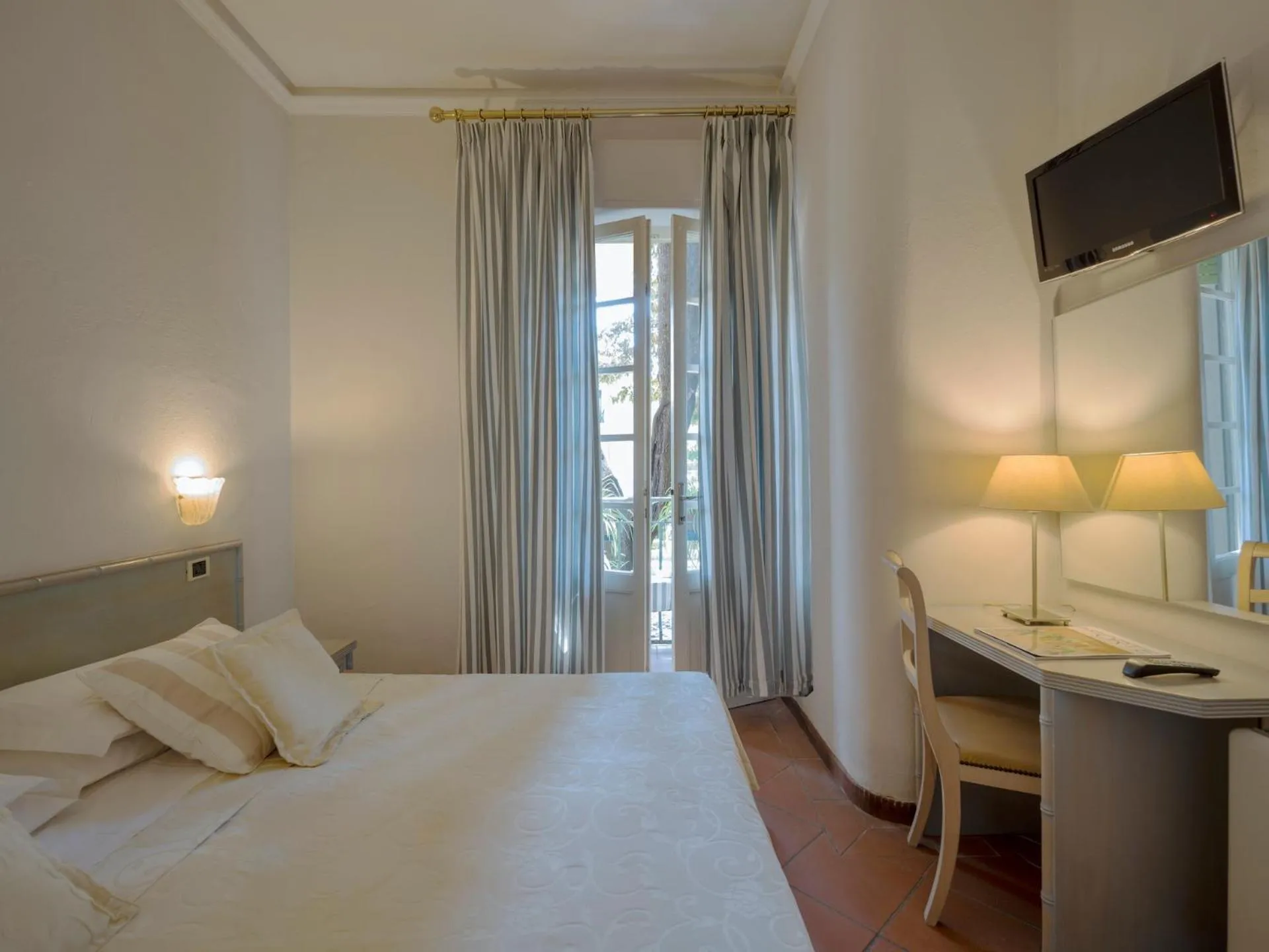 Bed in Hotel Mignon