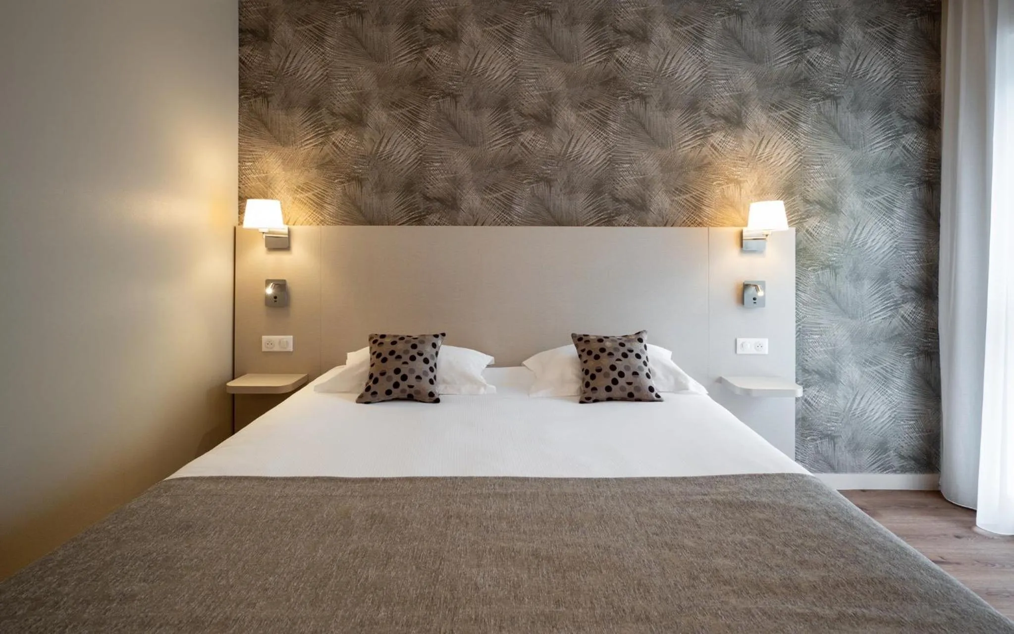 Bed in Kyriad Prestige Saint-Malo