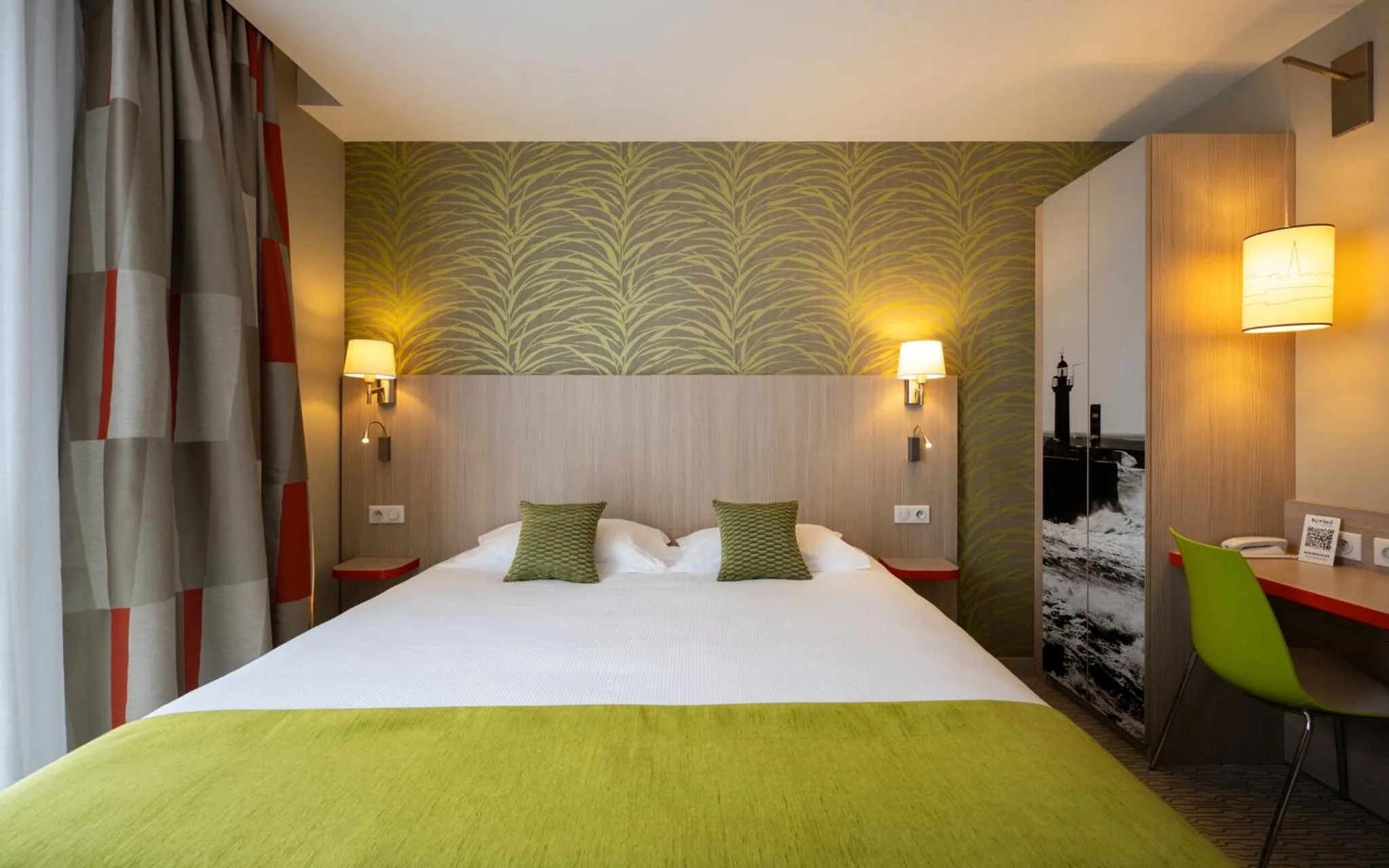 Bed in Kyriad Prestige Saint-Malo