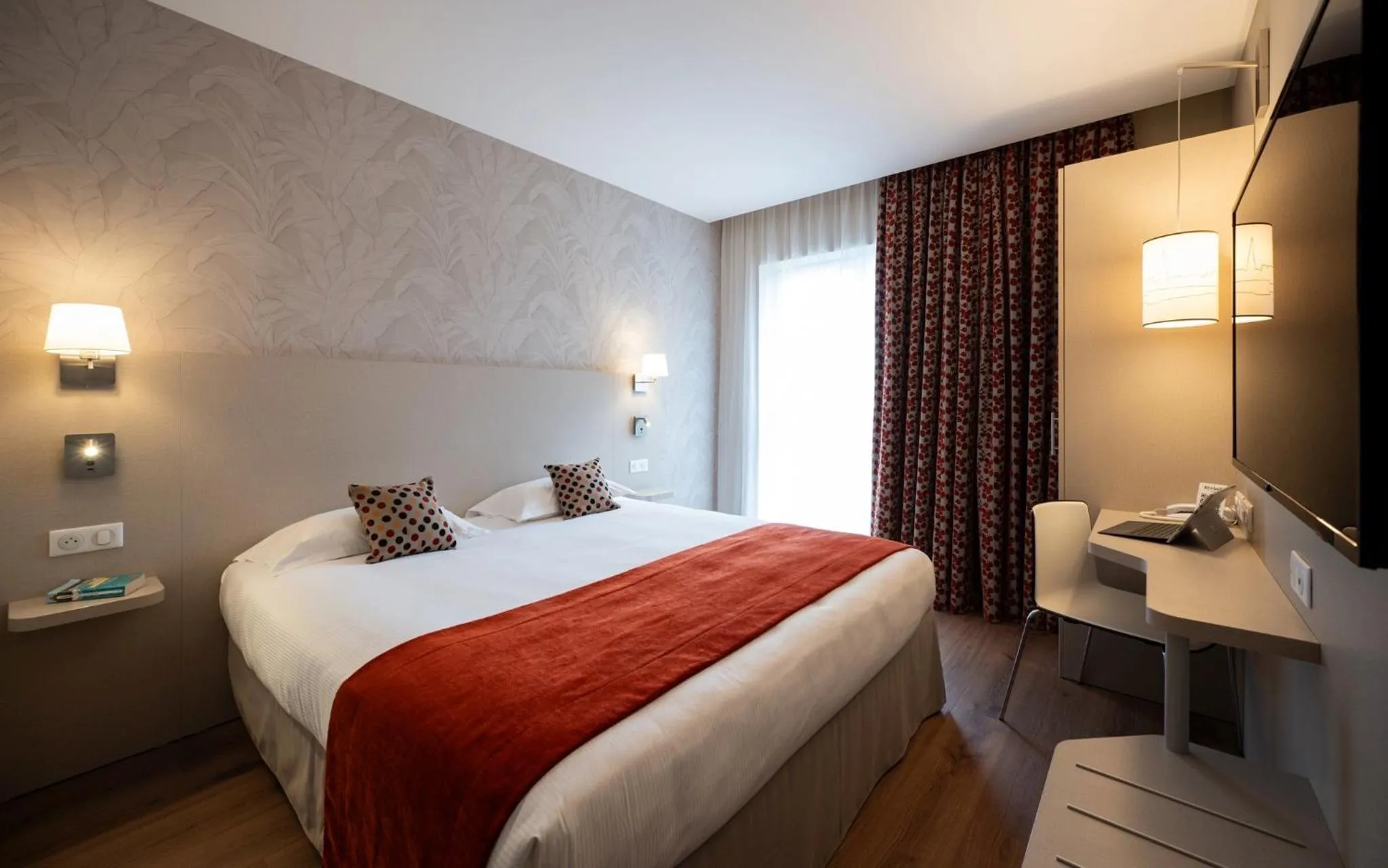Bed in Kyriad Prestige Saint-Malo