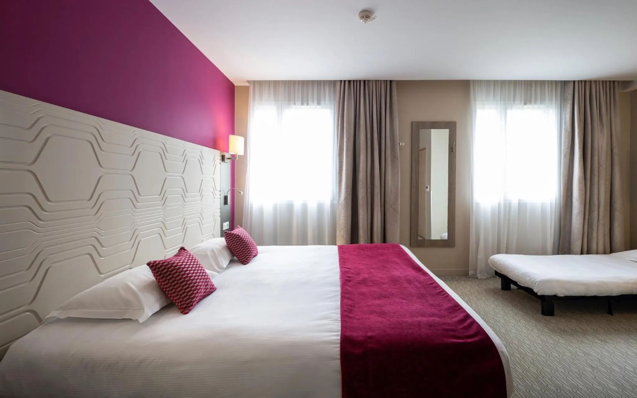 Bed in Kyriad Prestige Saint-Malo