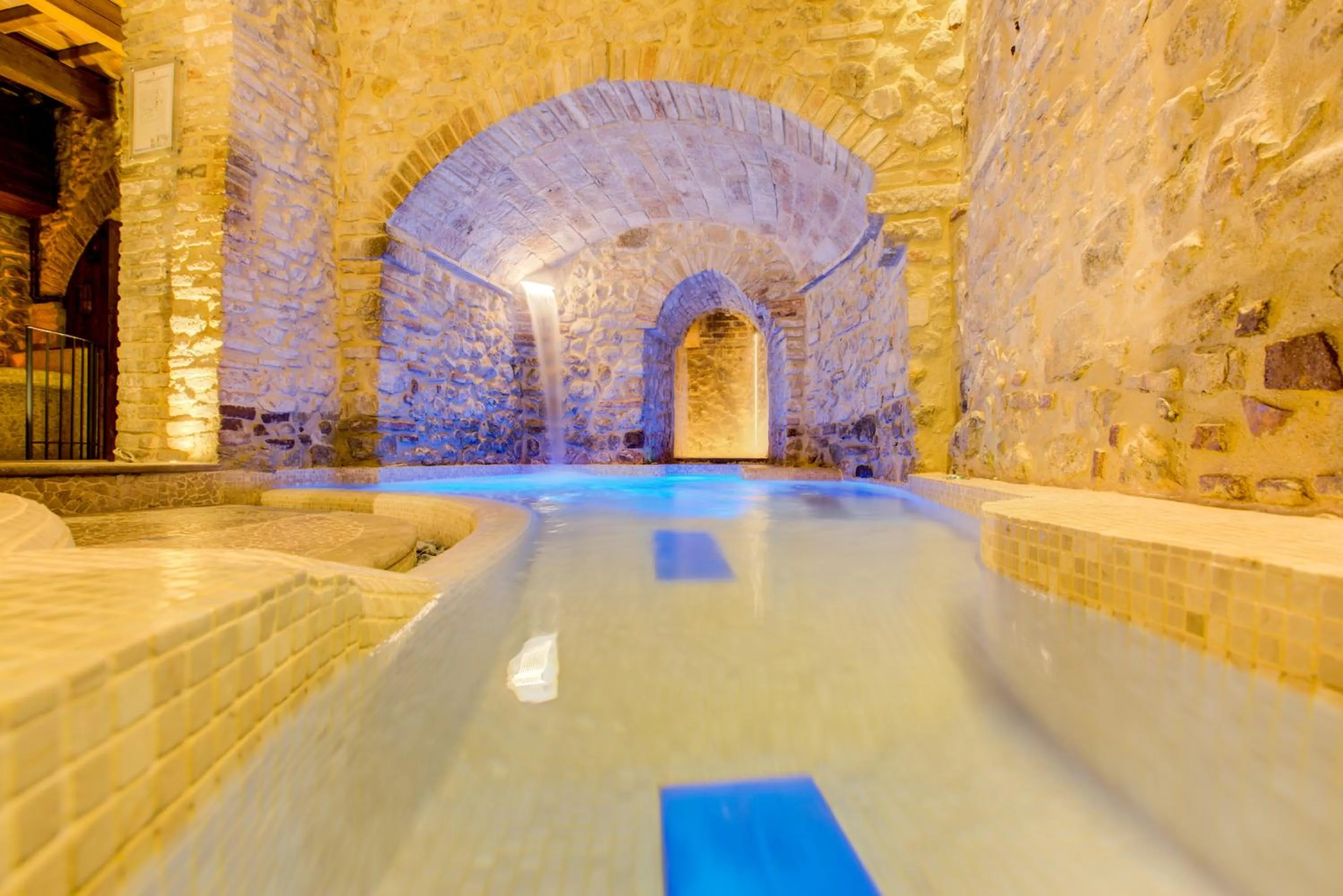 Hot Tub in Oste del Castello Wellness & Bike Hotel