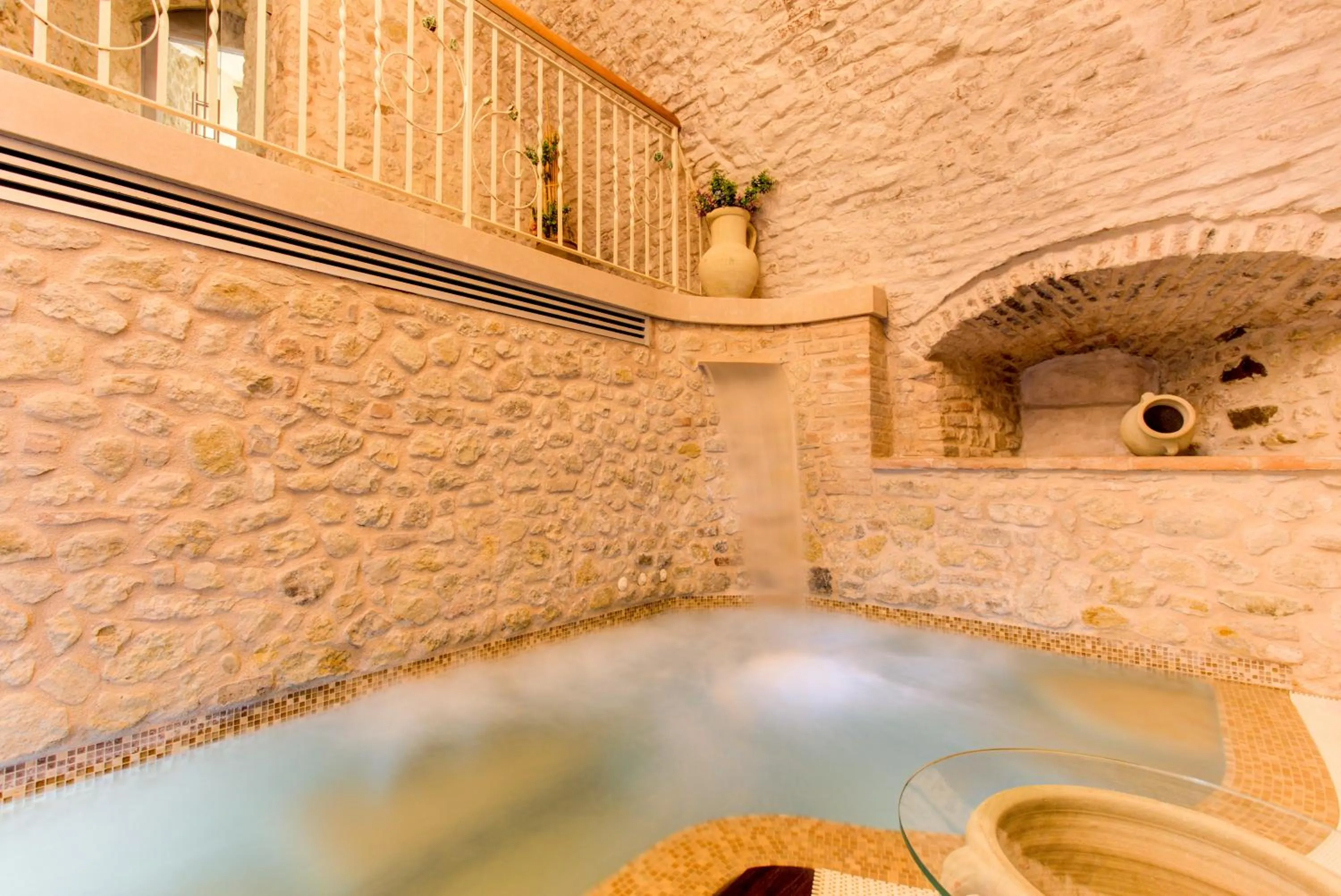Hot Tub in Oste del Castello Wellness & Bike Hotel