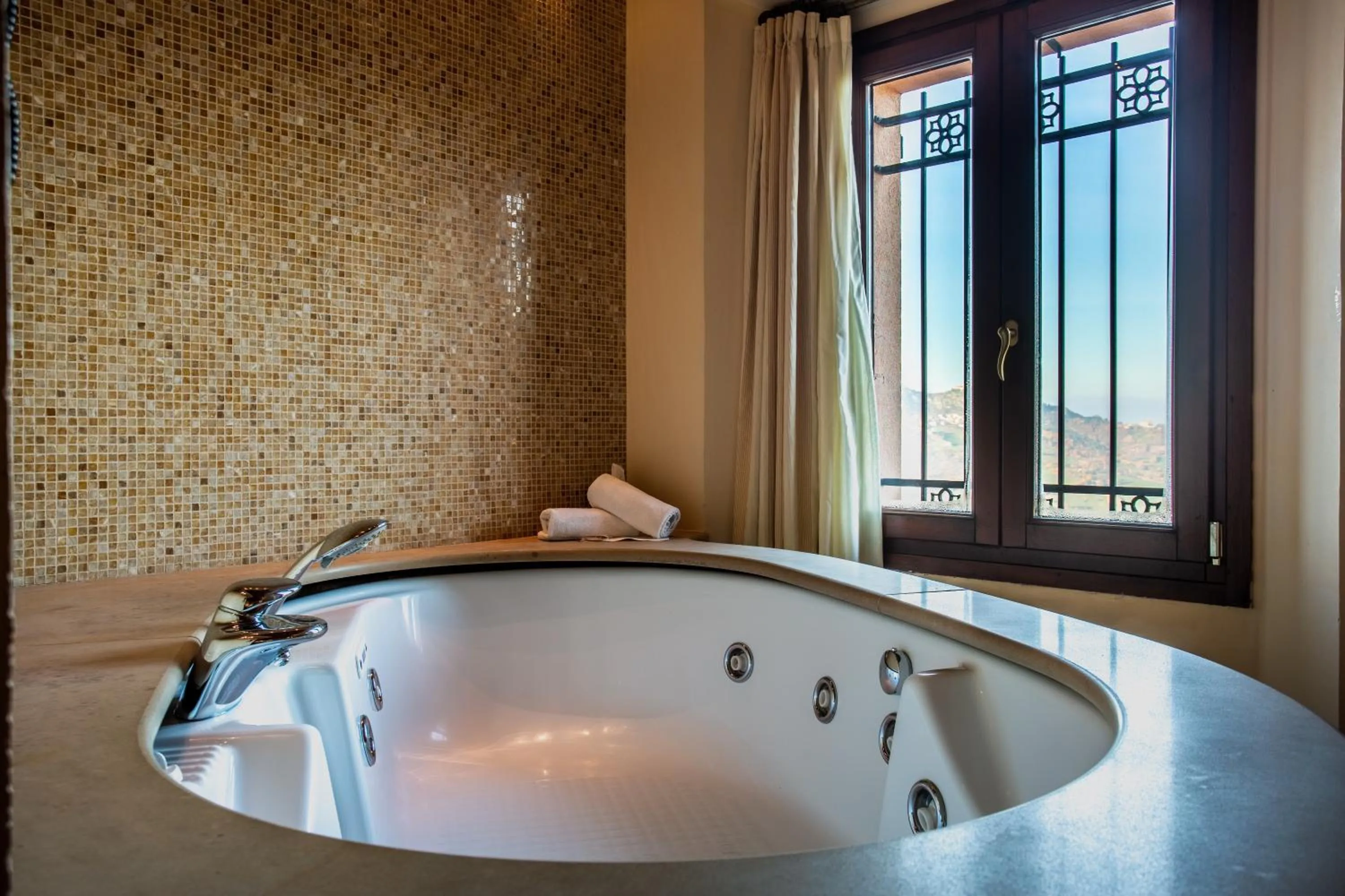 Hot Tub in Oste del Castello Wellness & Bike Hotel