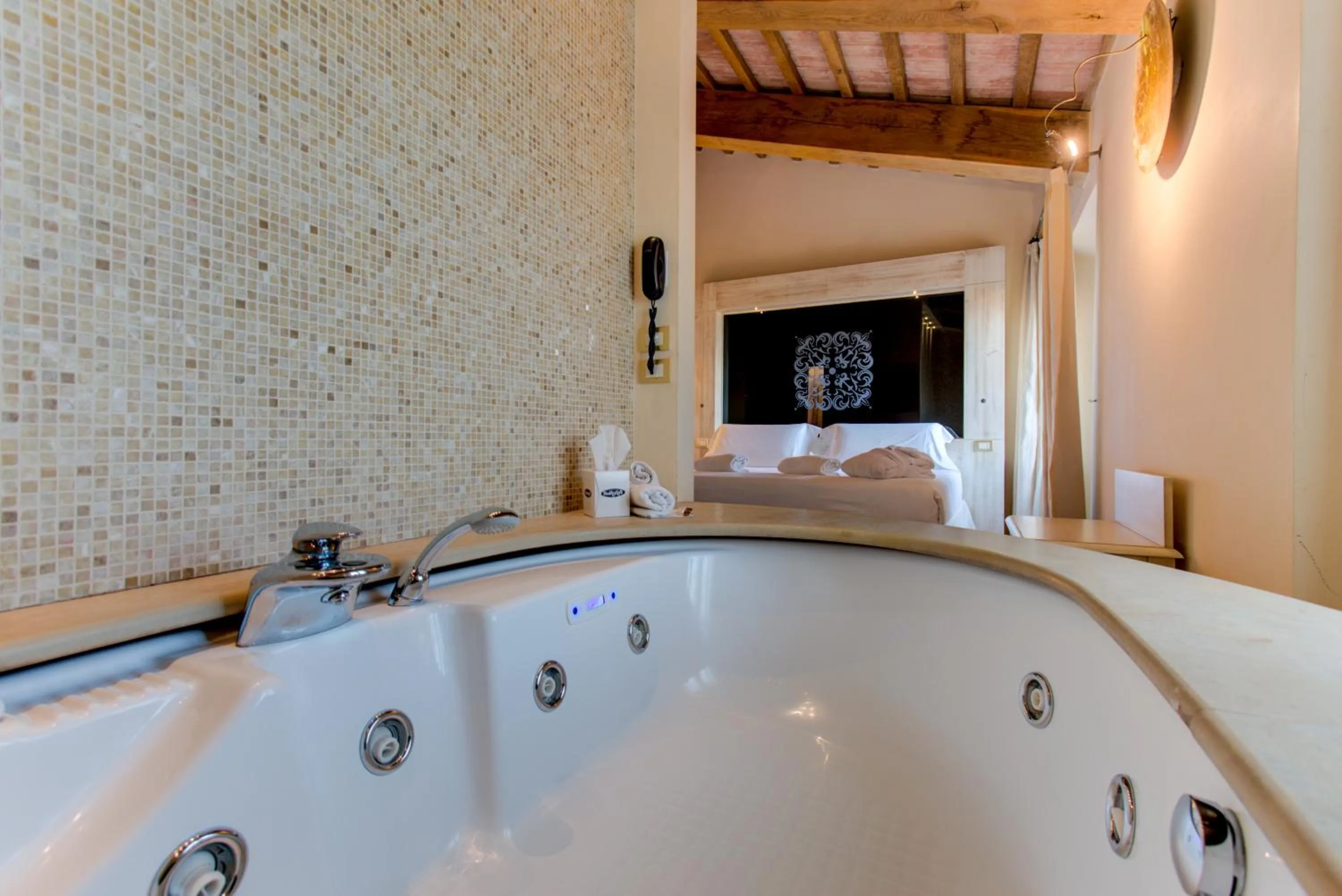 Hot Tub, Bed in Oste del Castello Wellness & Bike Hotel