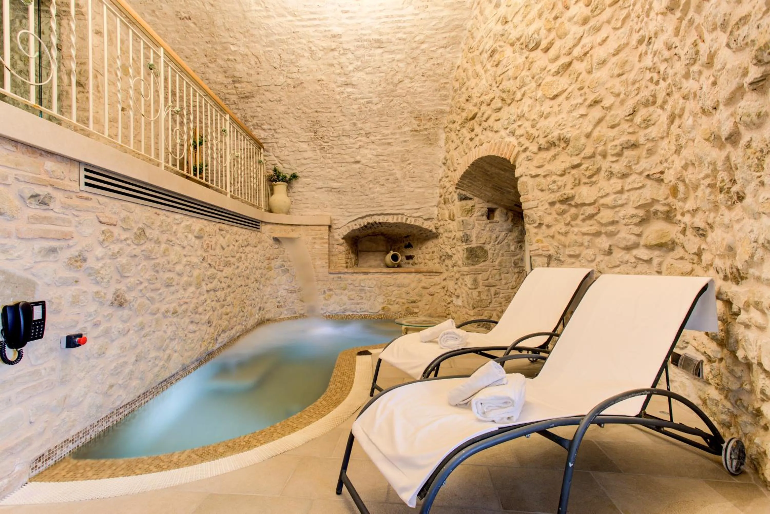 Hot Tub in Oste del Castello Wellness & Bike Hotel